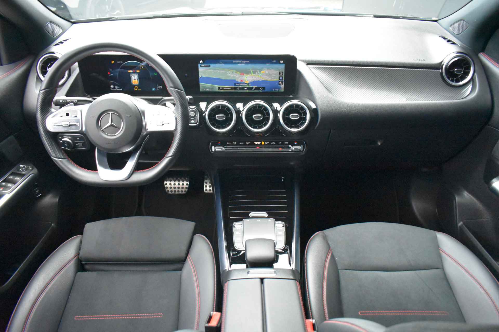 Mercedes-Benz GLA 180 AMG Line | Navigatie | Stoelverwarming | Achteruitrijcamera | Comfortstoelen | Elektr. Achterklep | Climate Control | Keyles - 14/56