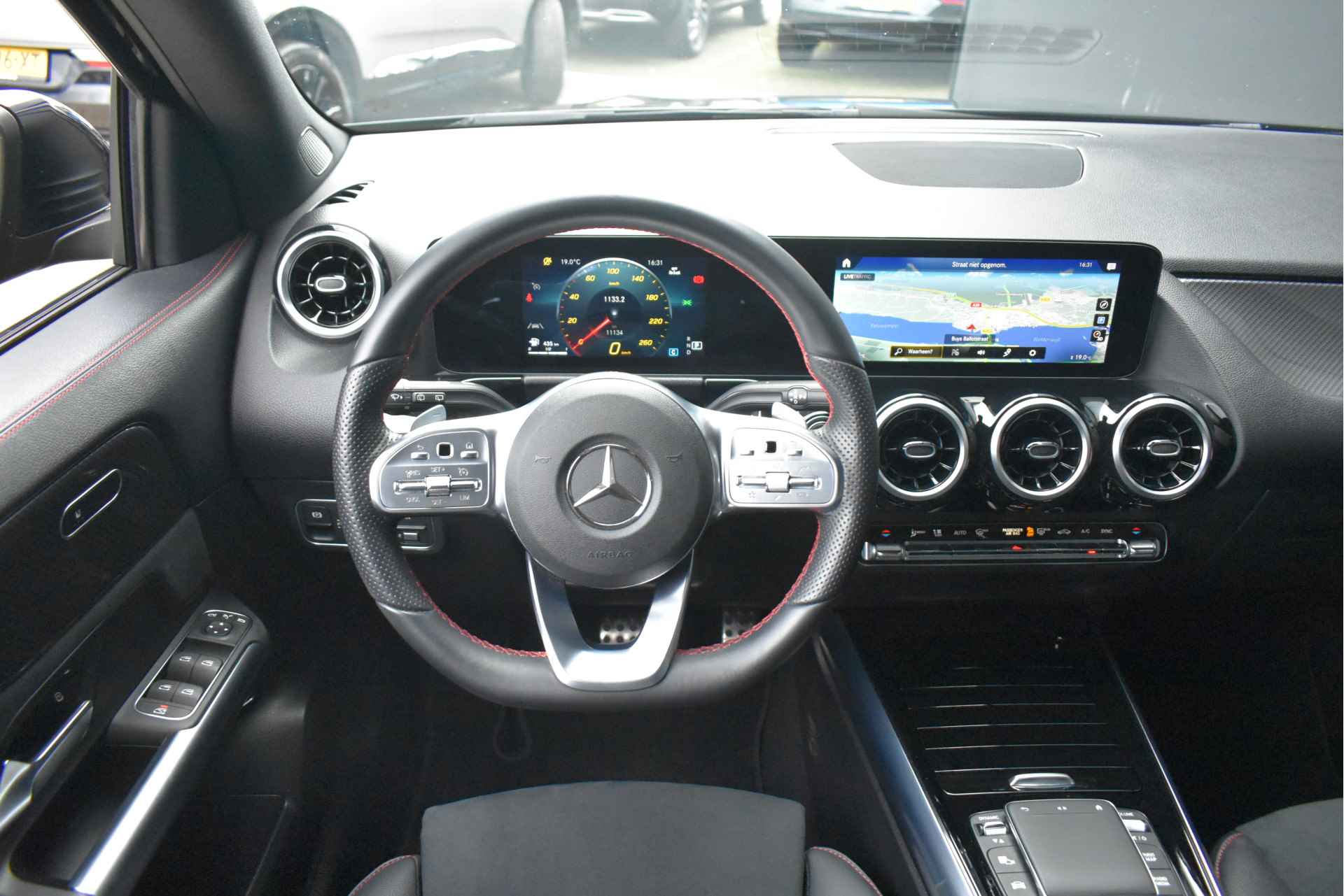 Mercedes-Benz GLA 180 AMG Line | Navigatie | Stoelverwarming | Achteruitrijcamera | Comfortstoelen | Elektr. Achterklep | Climate Control | Keyles - 15/56