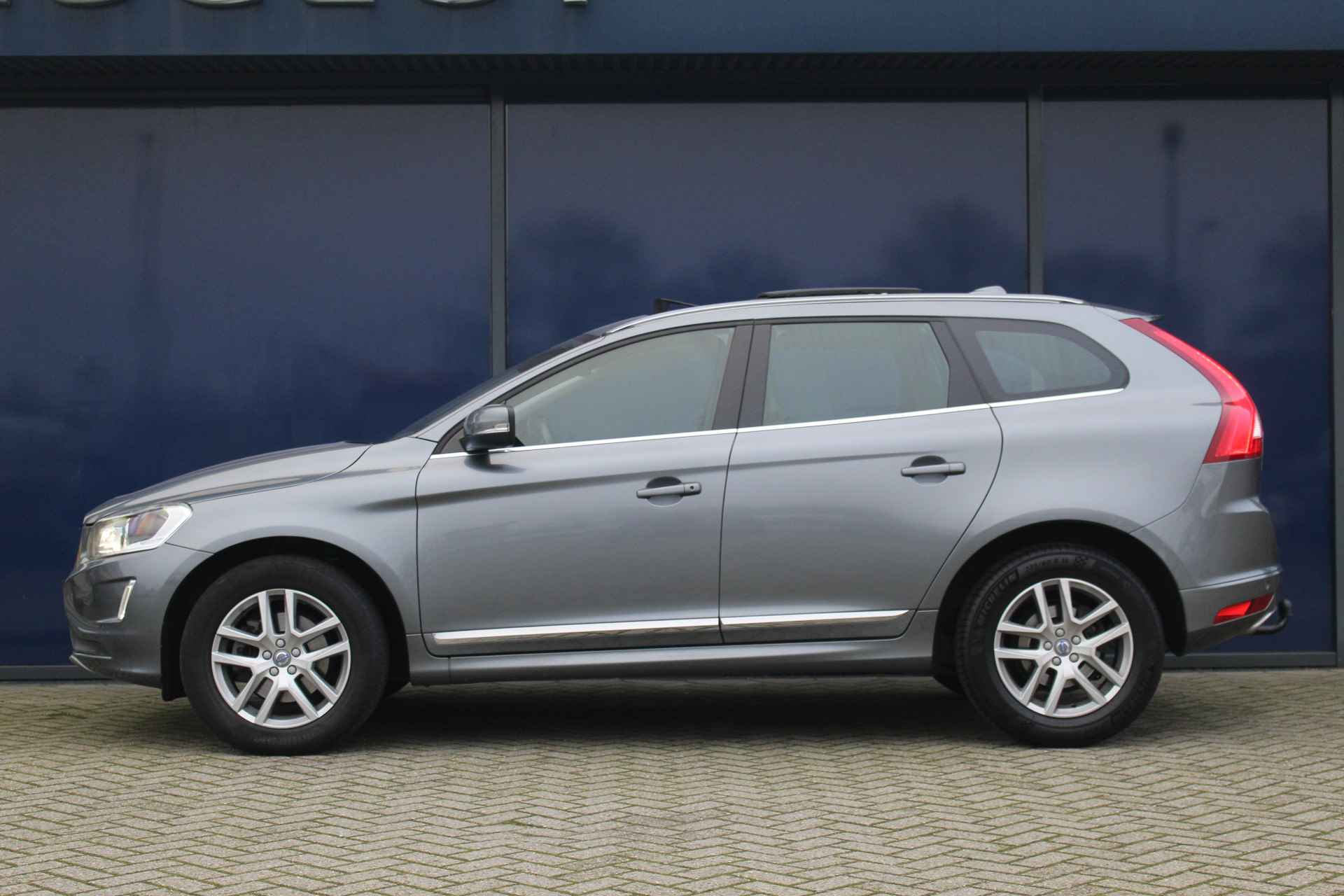 Volvo XC60 2.0 T5 FWD Polar+ | Pano | Trekh. | Camera | Memory St. | Leder | Standkachel | Elec. Achterklep | Navi | Stoelverw. | Climate & Cruise C. | High Perf. audio | - 16/35