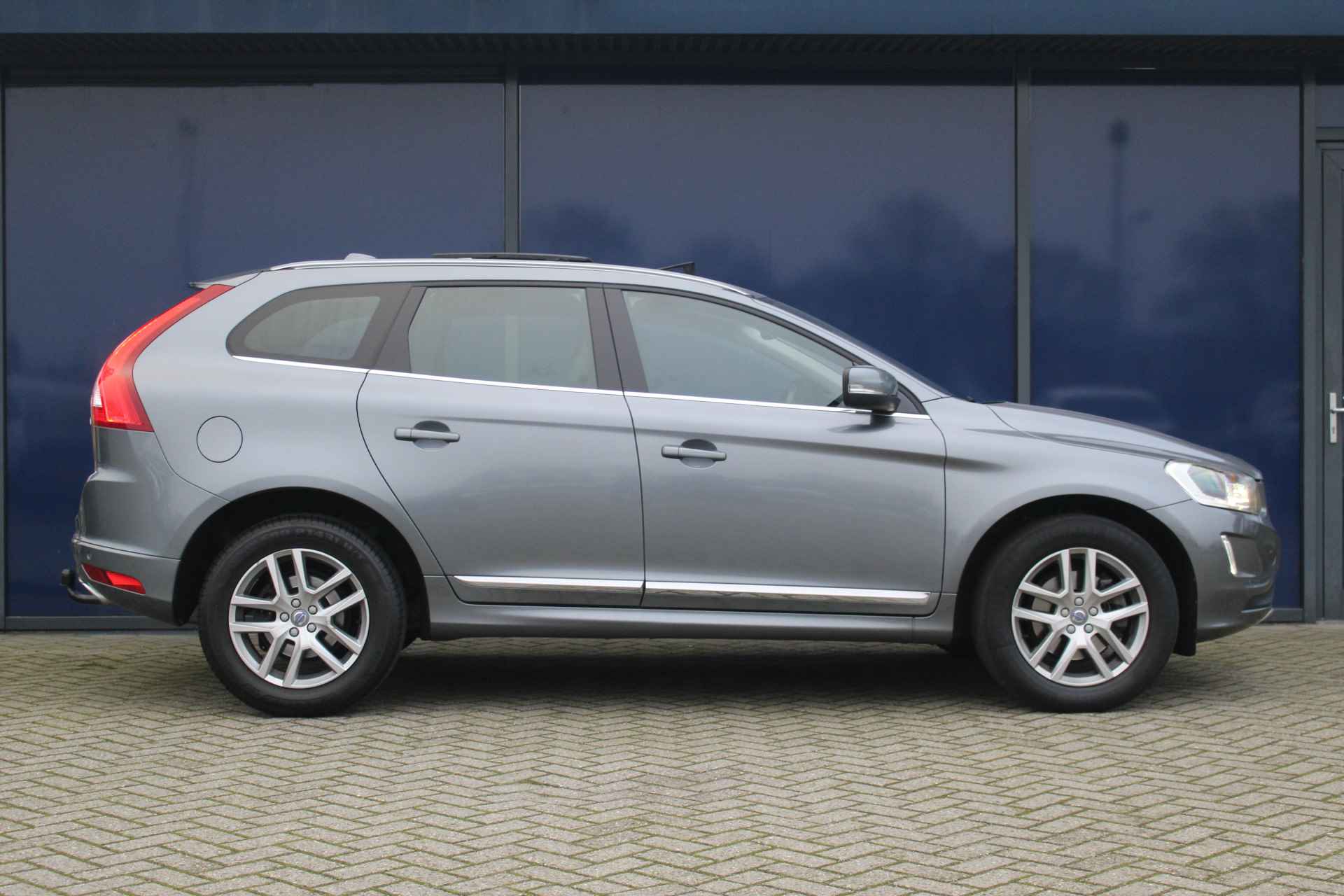 Volvo XC60 2.0 T5 FWD Polar+ | Pano | Trekh. | Camera | Memory St. | Leder | Standkachel | Elec. Achterklep | Navi | Stoelverw. | Climate & Cruise C. | High Perf. audio | - 17/35