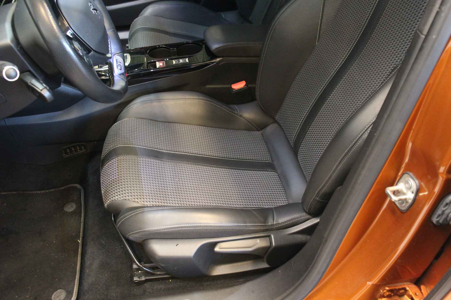 Peugeot 2008 EV GT Uitvoering | Camera | LederStof | Rijstrooksensor | 17'' Lichtmetaal | Bluetooth | Apple Carplay | Android Auto | bots waa - 26/39