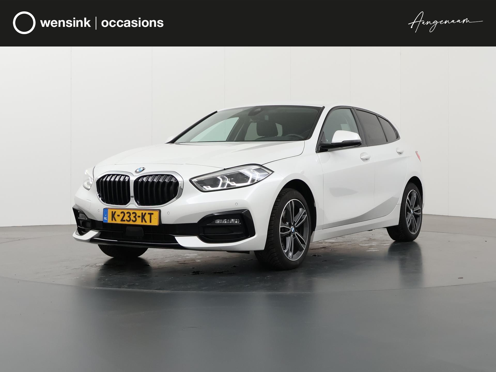BMW 1-serie 118i Executive Edition Sportline | NL Auto | Sportstoelen | BMW LED | Privacy Glass | Parelmoer wit | Digitaal Dashboard | Apple Car-Play | PDC | Key-Less Go | 18" Lichtmetaal | DAB |