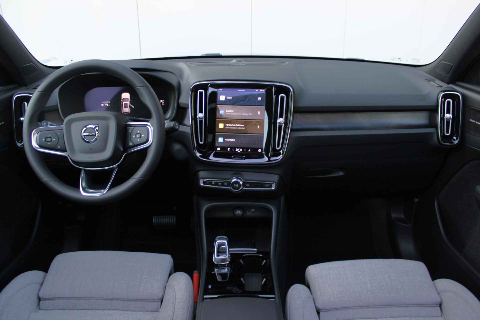 Volvo XC40 Single Motor Extended Range Ultimate 82 kWh, Adaptieve Cruise Control met Pilot Assist, Elektrisch bedienbaar panoramisch schuif-/kanteldak, Premium audio by Harman Kardon, Park Assist voor+achter & 360 graden camera, Elektrische voorstoelen met geheugen, Blind spot information system, Apple CarPlay, 19'' Lichtmetalen wielen - 5/44