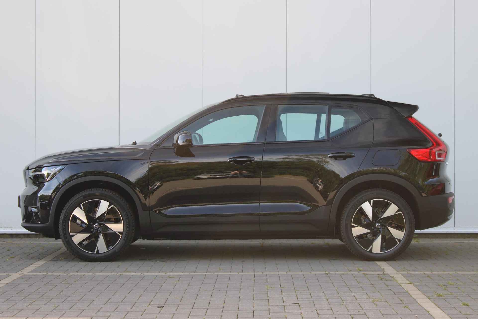 Volvo XC40 Single Motor Extended Range Ultimate 82 kWh, Adaptieve Cruise Control met Pilot Assist, Elektrisch bedienbaar panoramisch schuif-/kanteldak, Premium audio by Harman Kardon, Park Assist voor+achter & 360 graden camera, Elektrische voorstoelen met geheugen, Blind spot information system, Apple CarPlay, 19'' Lichtmetalen wielen - 8/44