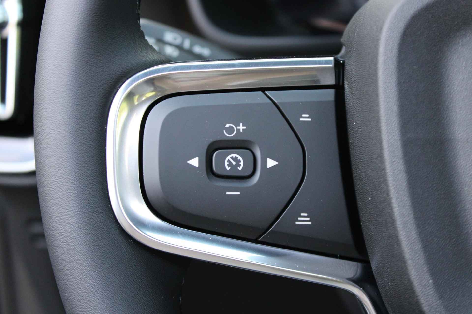 Volvo XC40 Single Motor Extended Range Ultimate 82 kWh, Adaptieve Cruise Control met Pilot Assist, Elektrisch bedienbaar panoramisch schuif-/kanteldak, Premium audio by Harman Kardon, Park Assist voor+achter & 360 graden camera, Elektrische voorstoelen met geheugen, Blind spot information system, Apple CarPlay, 19'' Lichtmetalen wielen - 20/44