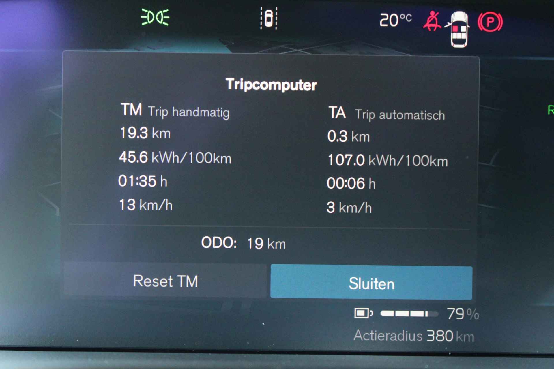 Volvo XC40 Single Motor Extended Range Ultimate 82 kWh, Adaptieve Cruise Control met Pilot Assist, Elektrisch bedienbaar panoramisch schuif-/kanteldak, Premium audio by Harman Kardon, Park Assist voor+achter & 360 graden camera, Elektrische voorstoelen met geheugen, Blind spot information system, Apple CarPlay, 19'' Lichtmetalen wielen - 40/44