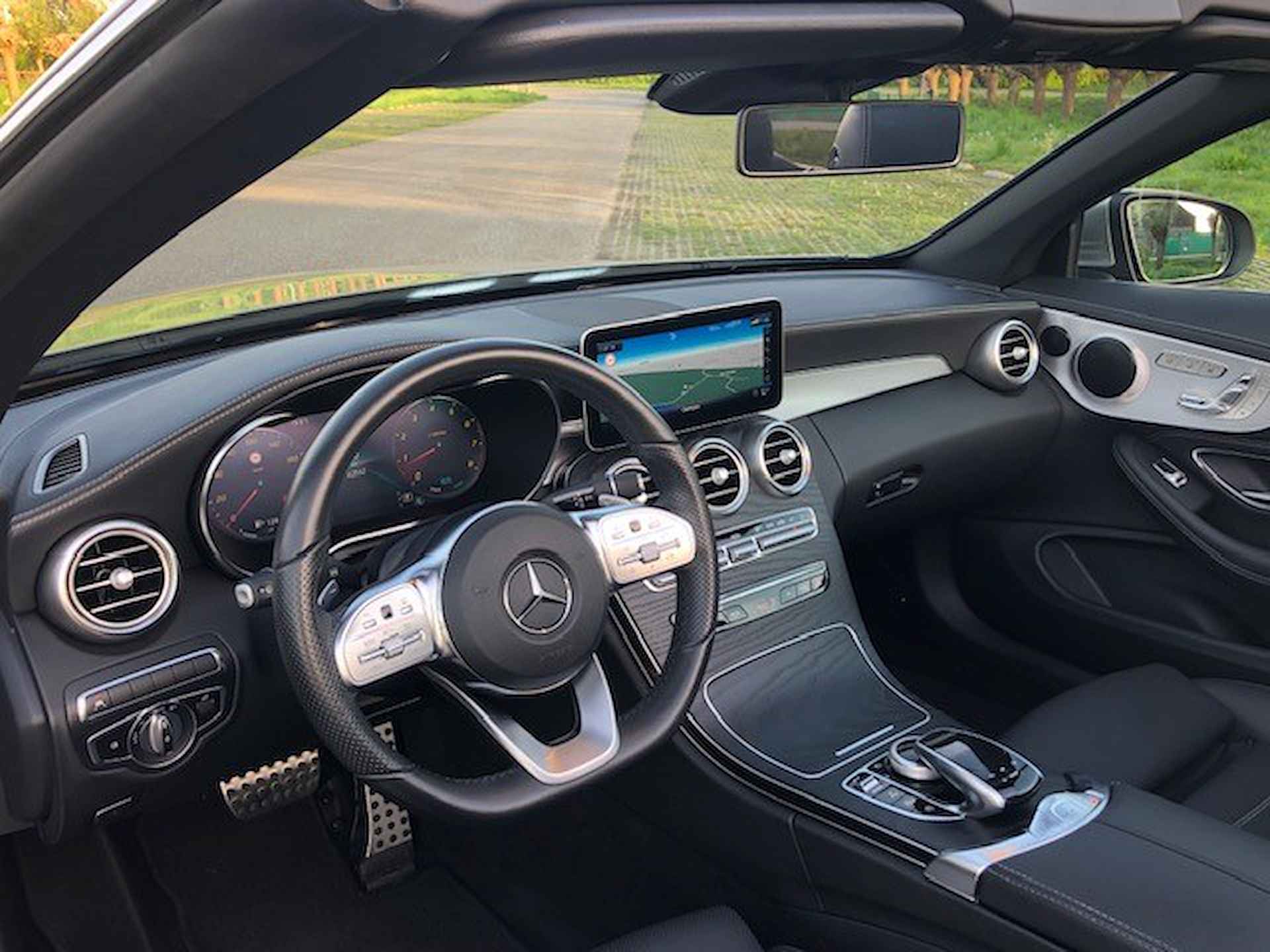 Mercedes-Benz C-Klasse Cabrio 200 4MATIC AMG-LINE AUTOMAAT 1E EIGENAAR!! UNIEK!!! NAVIGATIE, APPLE CARPLAY, NEKVERWARMING, LEER, STOELVERWARMING, GEVENTILEERDE STOELEN, MEMORY STOELEN, 360 GRADEN CAMERA, PARKEERHULP VOOR/ACHTER, WINDSCHERM, MULTIBEAM LED, 18"AMG-VELGEN, ENZ. ENZ. NIEUWPRIJS 77.500,-!! - 8/261