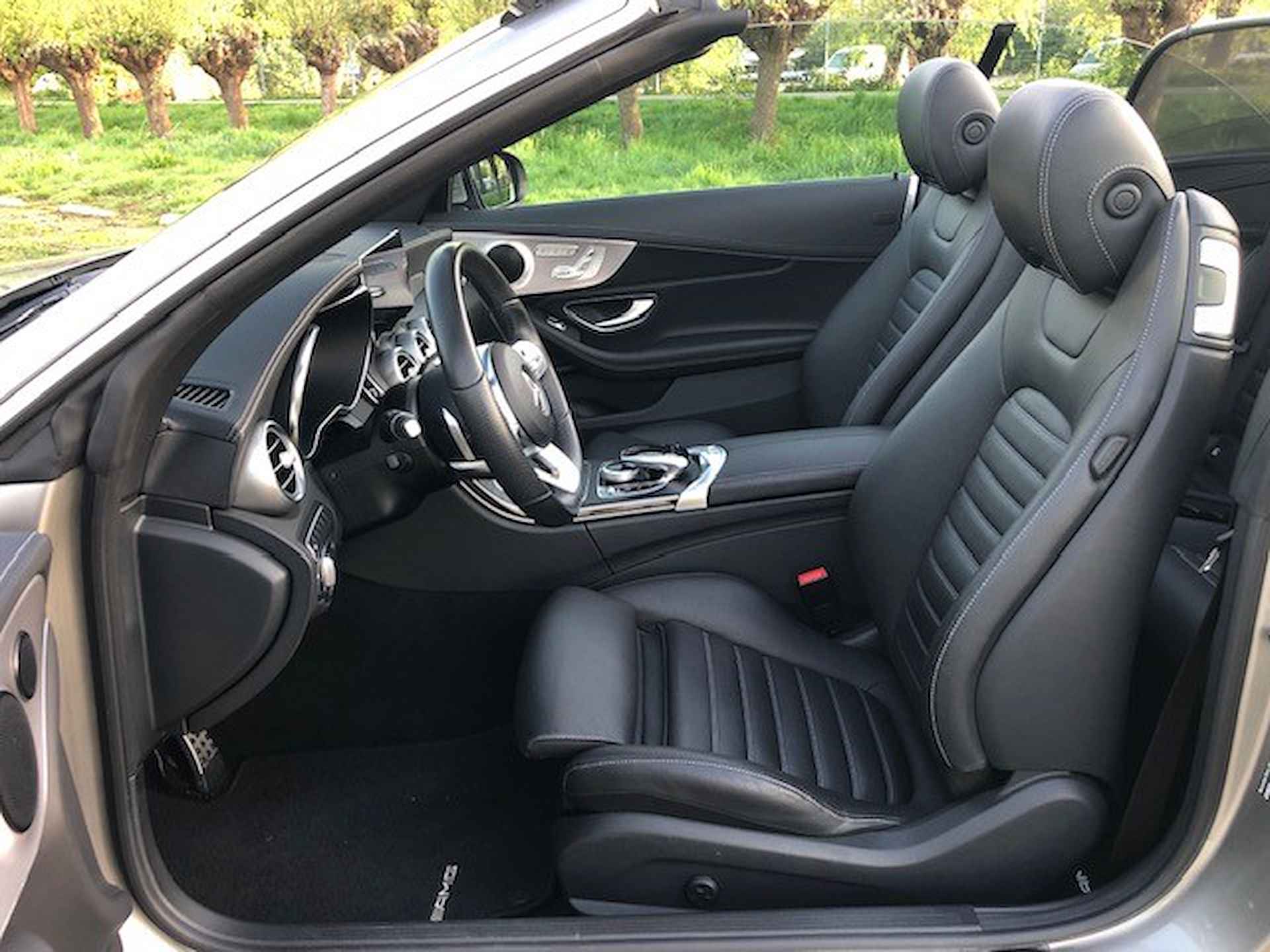 Mercedes-Benz C-Klasse Cabrio 200 4MATIC AMG-LINE AUTOMAAT 1E EIGENAAR!! UNIEK!!! NAVIGATIE, APPLE CARPLAY, NEKVERWARMING, LEER, STOELVERWARMING, GEVENTILEERDE STOELEN, MEMORY STOELEN, 360 GRADEN CAMERA, PARKEERHULP VOOR/ACHTER, WINDSCHERM, MULTIBEAM LED, 18"AMG-VELGEN, ENZ. ENZ. NIEUWPRIJS 77.500,-!! - 9/261