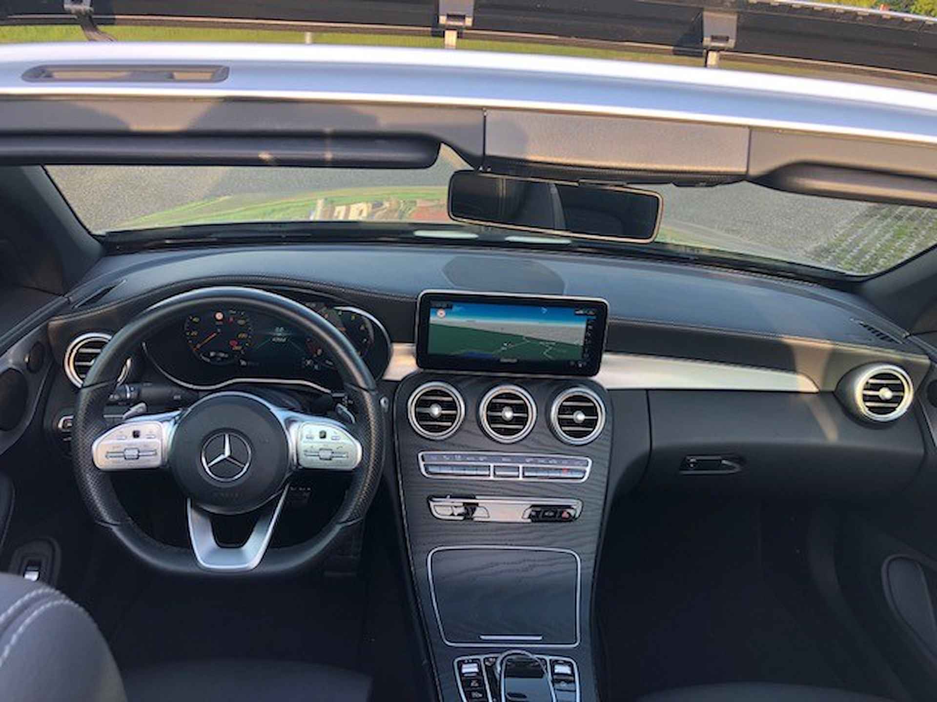 Mercedes-Benz C-Klasse Cabrio 200 4MATIC AMG-LINE AUTOMAAT 1E EIGENAAR!! UNIEK!!! NAVIGATIE, APPLE CARPLAY, NEKVERWARMING, LEER, STOELVERWARMING, GEVENTILEERDE STOELEN, MEMORY STOELEN, 360 GRADEN CAMERA, PARKEERHULP VOOR/ACHTER, WINDSCHERM, MULTIBEAM LED, 18"AMG-VELGEN, ENZ. ENZ. NIEUWPRIJS 77.500,-!! - 45/261