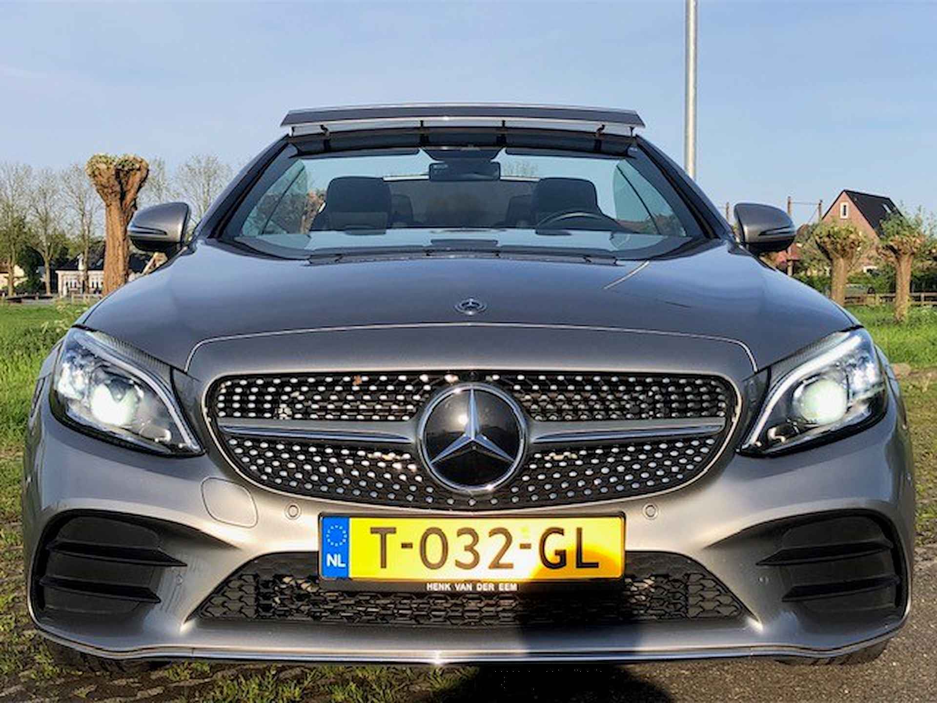 Mercedes-Benz C-Klasse Cabrio 200 4MATIC AMG-LINE AUTOMAAT 1E EIGENAAR!! UNIEK!!! NAVIGATIE, APPLE CARPLAY, NEKVERWARMING, LEER, STOELVERWARMING, GEVENTILEERDE STOELEN, MEMORY STOELEN, 360 GRADEN CAMERA, PARKEERHULP VOOR/ACHTER, WINDSCHERM, MULTIBEAM LED, 18"AMG-VELGEN, ENZ. ENZ. NIEUWPRIJS 77.500,-!! - 202/261