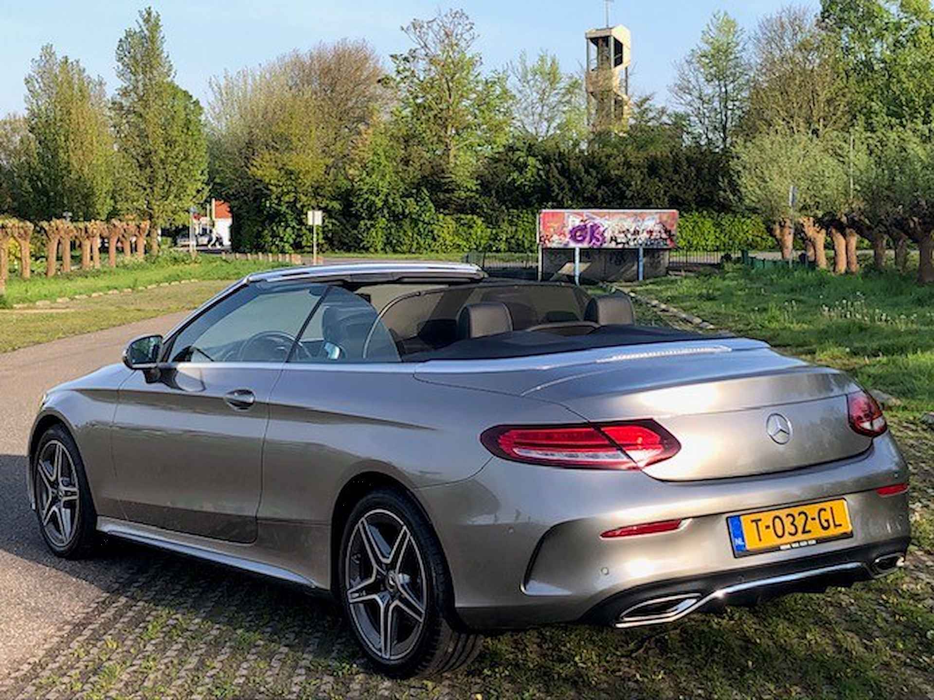 Mercedes-Benz C-Klasse Cabrio 200 4MATIC AMG-LINE AUTOMAAT 1E EIGENAAR!! UNIEK!!! NAVIGATIE, APPLE CARPLAY, NEKVERWARMING, LEER, STOELVERWARMING, GEVENTILEERDE STOELEN, MEMORY STOELEN, 360 GRADEN CAMERA, PARKEERHULP VOOR/ACHTER, WINDSCHERM, MULTIBEAM LED, 18"AMG-VELGEN, ENZ. ENZ. NIEUWPRIJS 77.500,-!! - 214/261