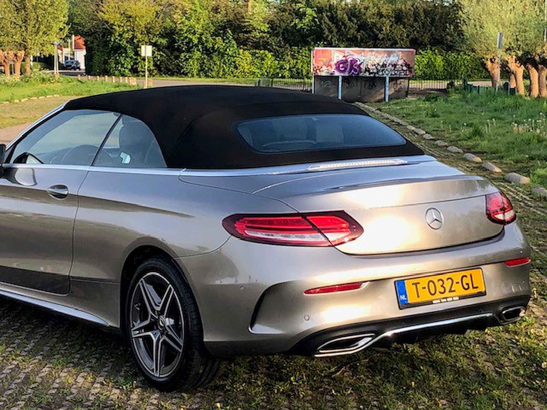 Mercedes-Benz C-Klasse Cabrio 200 4MATIC AMG-LINE AUTOMAAT 1E EIGENAAR!! UNIEK!!! NAVIGATIE, APPLE CARPLAY, NEKVERWARMING, LEER, STOELVERWARMING, GEVENTILEERDE STOELEN, MEMORY STOELEN, 360 GRADEN CAMERA, PARKEERHULP VOOR/ACHTER, WINDSCHERM, MULTIBEAM LED, 18"AMG-VELGEN, ENZ. ENZ. NIEUWPRIJS 77.500,-!! - 217/261