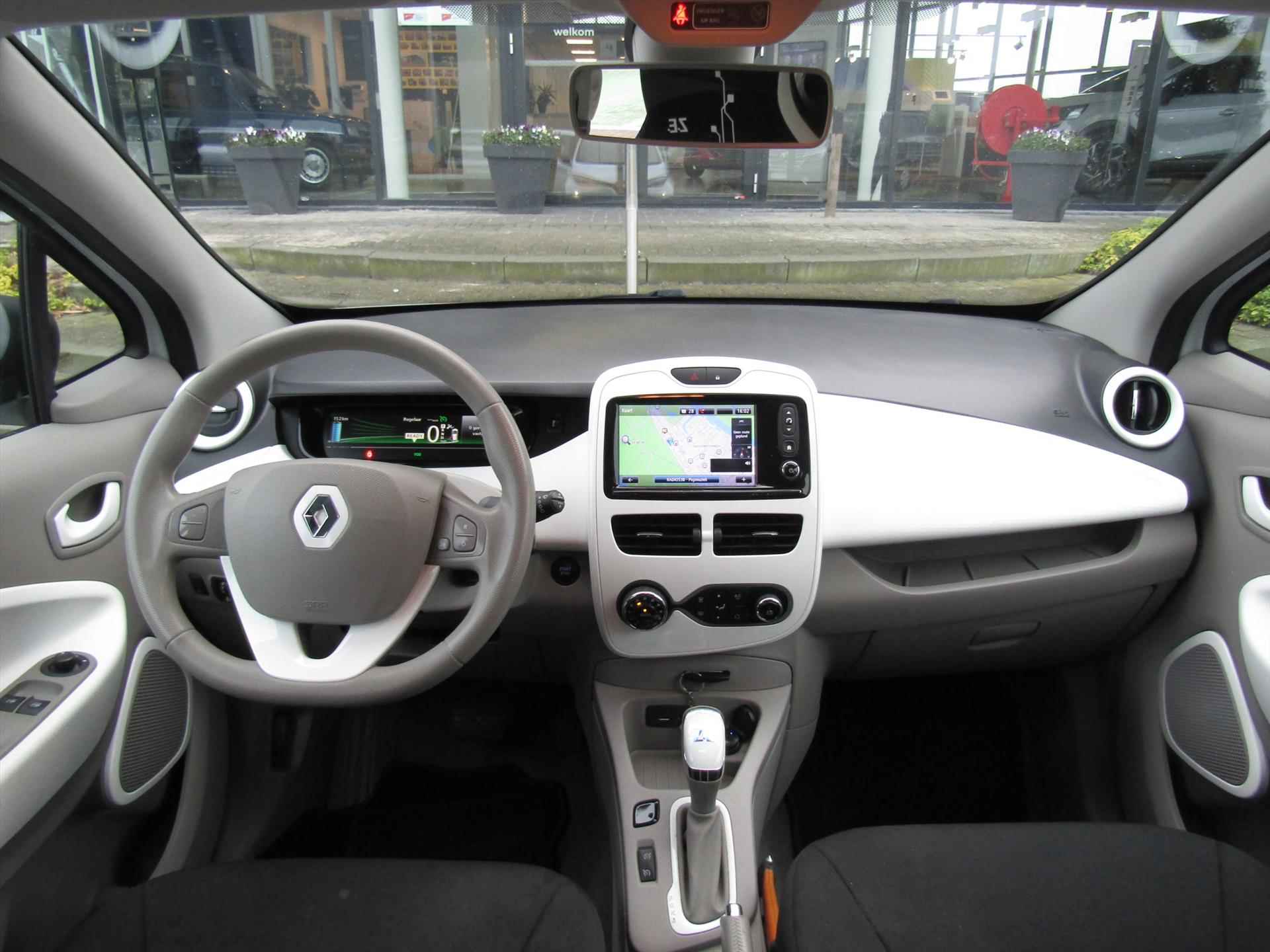 RENAULT Zoe 90pk (Batterijhuur) Life Quickcharge Z.E. 40 / Navigatie / Compleet dealer O.H. - 7/24