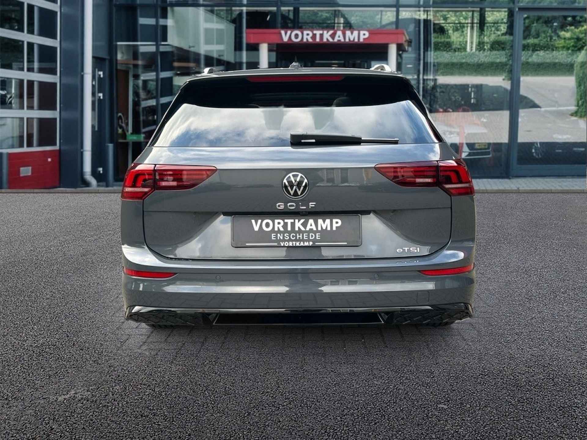 VOLKSWAGEN Golf 1.5 eTSI DSG R-LINE PANO-DAK/360-CAMERA/TREKHAAK/NAVI/CARPLAY/AC - 6/28