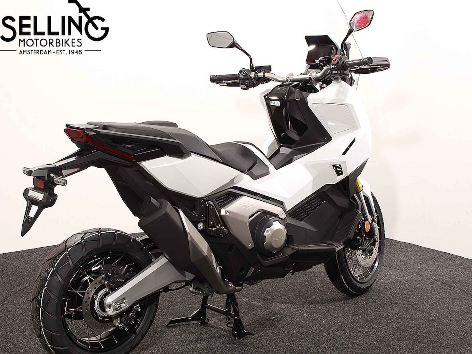 Honda X-ADV 750 Pearl Glare White - 2/6