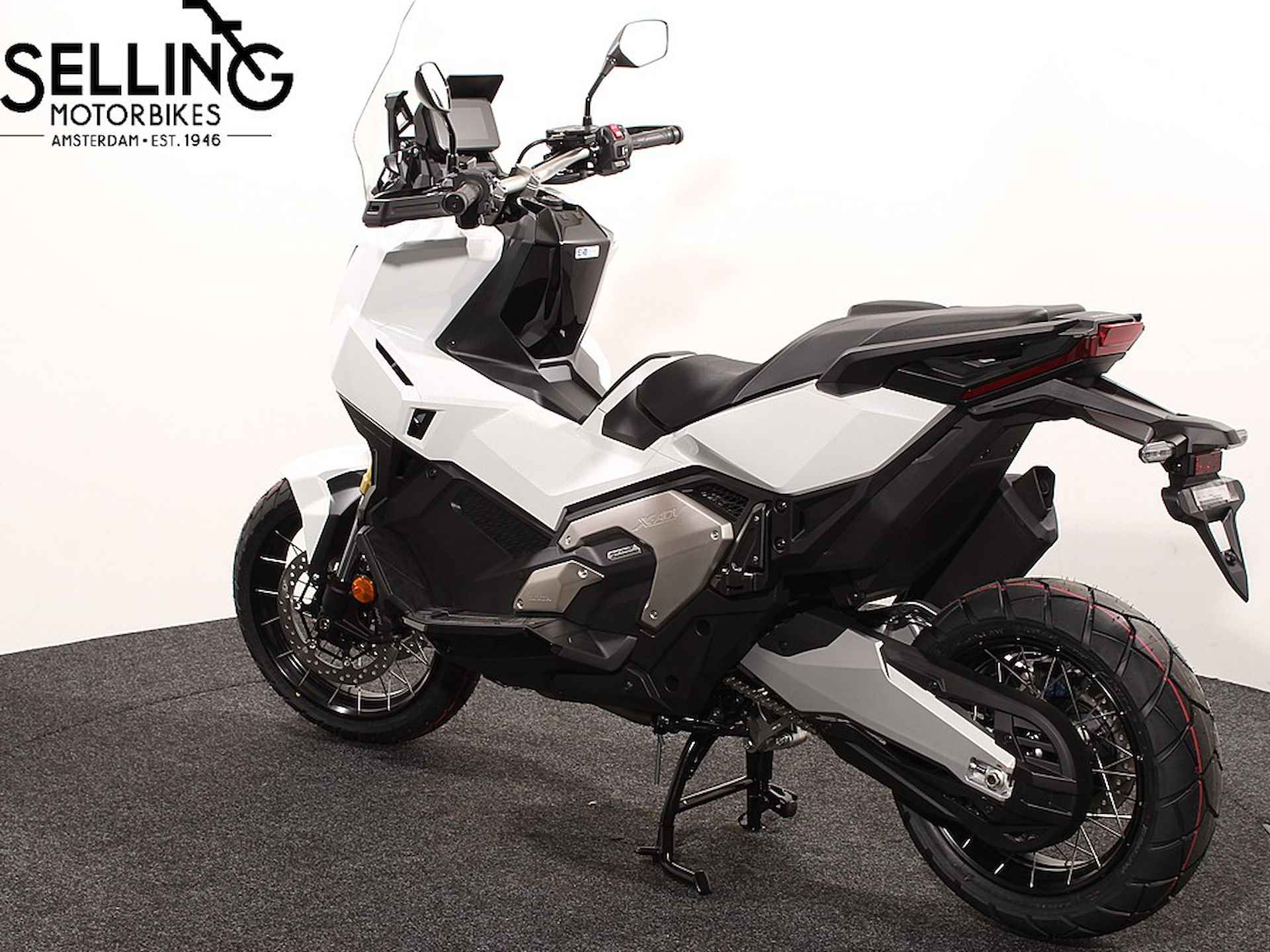 Honda X-ADV 750 Pearl Glare White - 3/6