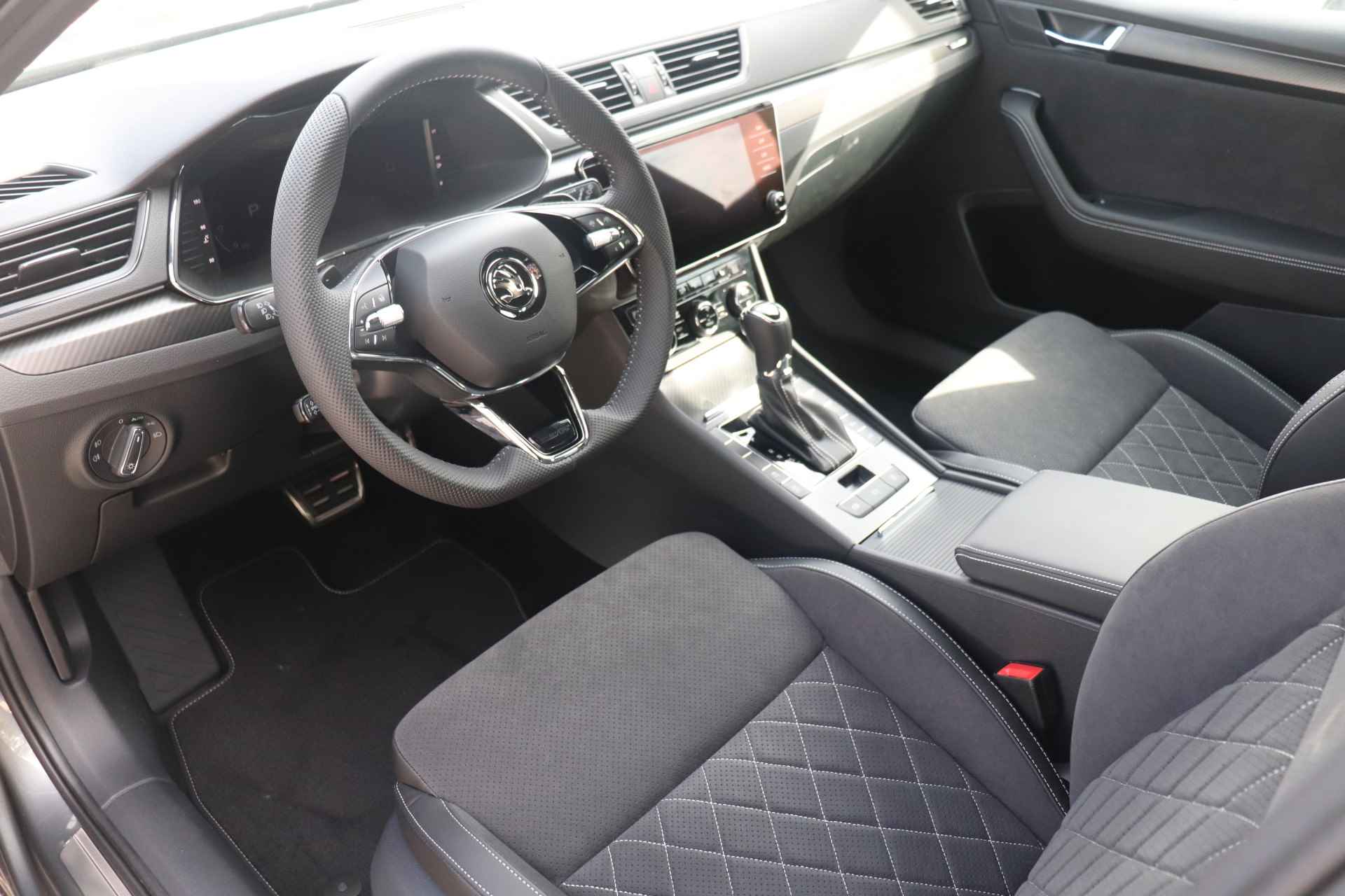 Škoda Superb Combi 1.5 TSI 150pk DSG ACT Sportline Business | Panoramisch/schuifdak | Verlengde stoelen | 19" Lichtmetalen velgen | - 4/41