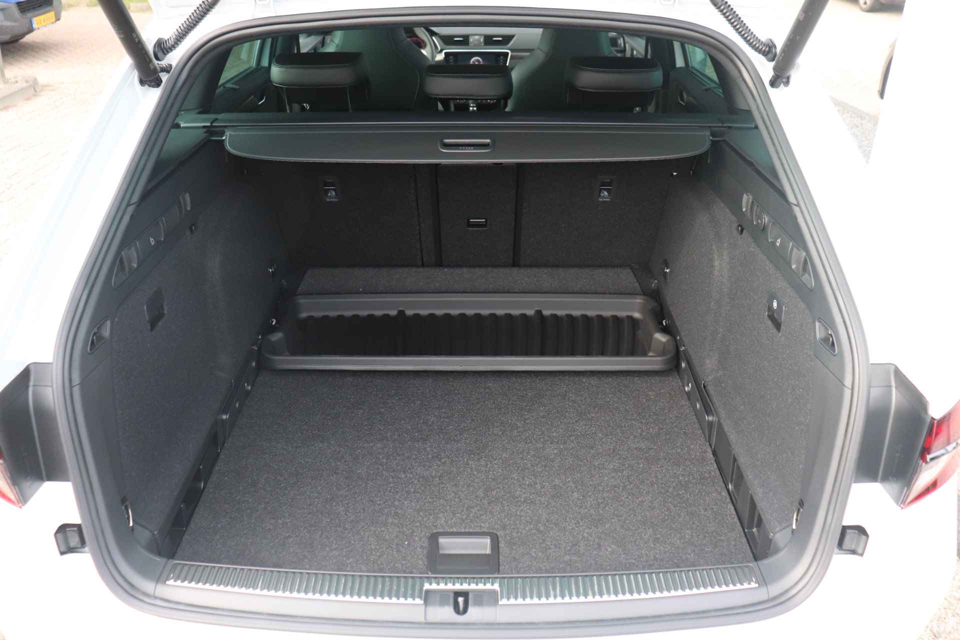 Škoda Superb Combi 1.5 TSI 150pk DSG ACT Sportline Business | Panoramisch/schuifdak | Verlengde stoelen | 19" Lichtmetalen velgen | - 11/41