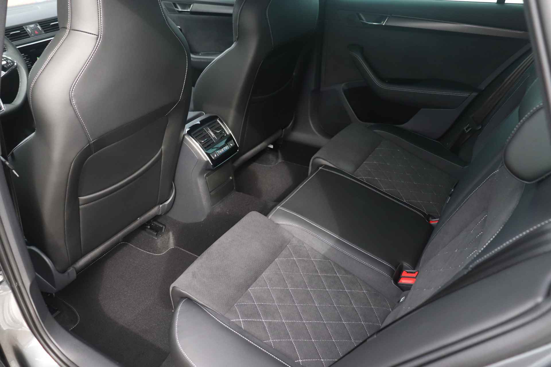 Škoda Superb Combi 1.5 TSI 150pk DSG ACT Sportline Business | Panoramisch/schuifdak | Verlengde stoelen | 19" Lichtmetalen velgen | - 17/41
