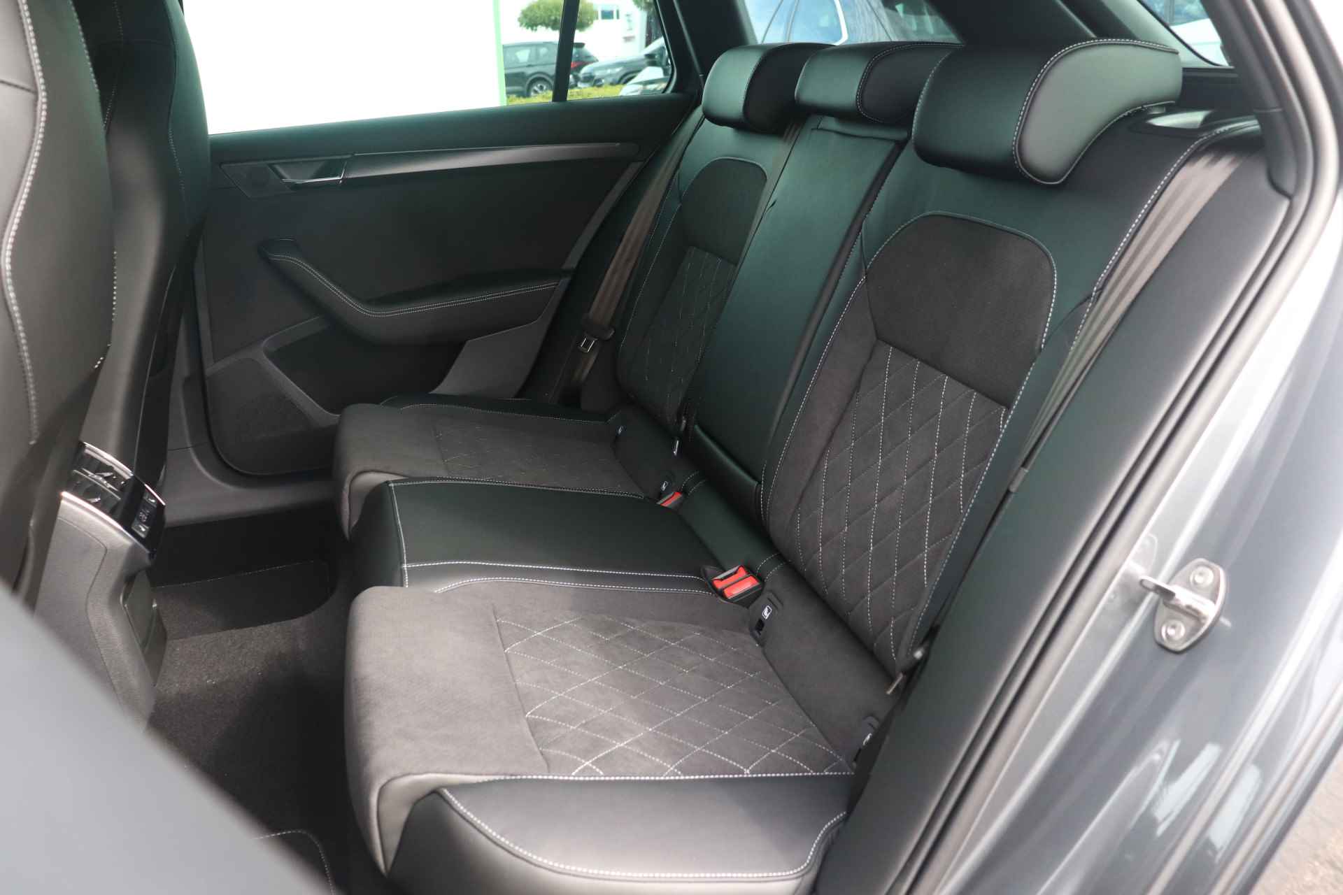 Škoda Superb Combi 1.5 TSI 150pk DSG ACT Sportline Business | Panoramisch/schuifdak | Verlengde stoelen | 19" Lichtmetalen velgen | - 18/41