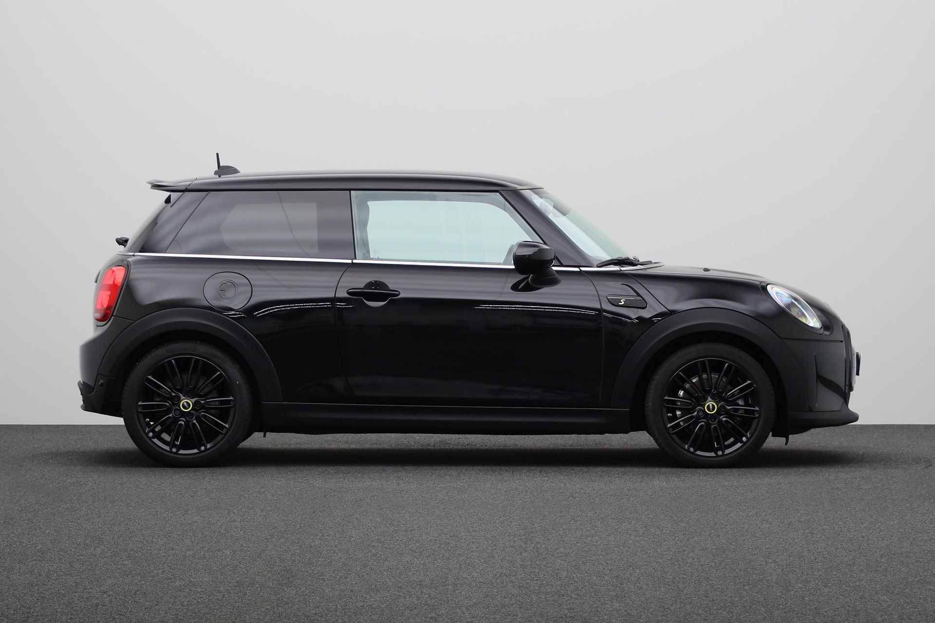 MINI Electric Business Edition 33 kWh | 17 inch LM Tentacle Spoke black |  MINI Navigatiesysteem |  Park Distance Control achter (PDC) |  Stuurwielrand Verwarmd | - 10/25