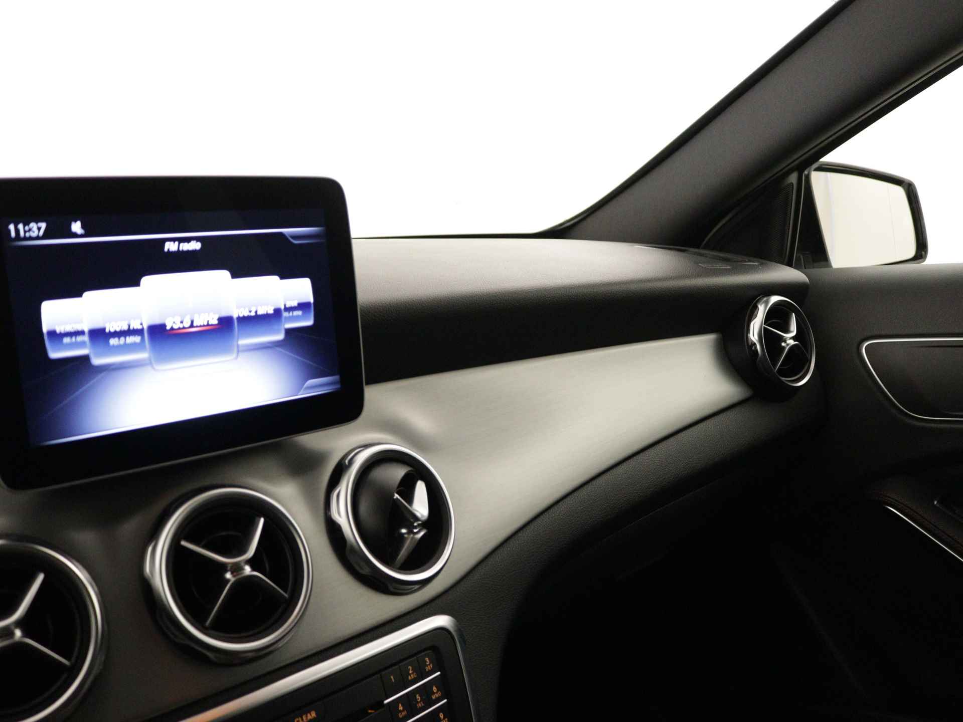 Mercedes-Benz GLA 180 AMG line | Night-pakket | Parkeersensoren + camera | Navigatie | Stoelverwarming | Cruise Control | Inclusief 24 maanden Mercedes-Benz Certified garantie - 8/45