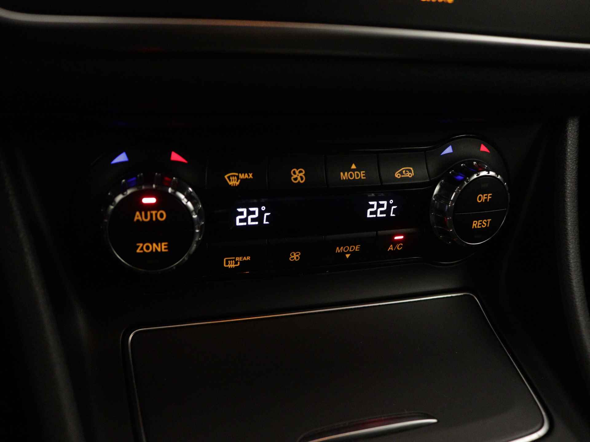 Mercedes-Benz GLA 180 AMG line | Night-pakket | Parkeersensoren + camera | Navigatie | Stoelverwarming | Cruise Control | Inclusief 24 maanden Mercedes-Benz Certified garantie - 13/45