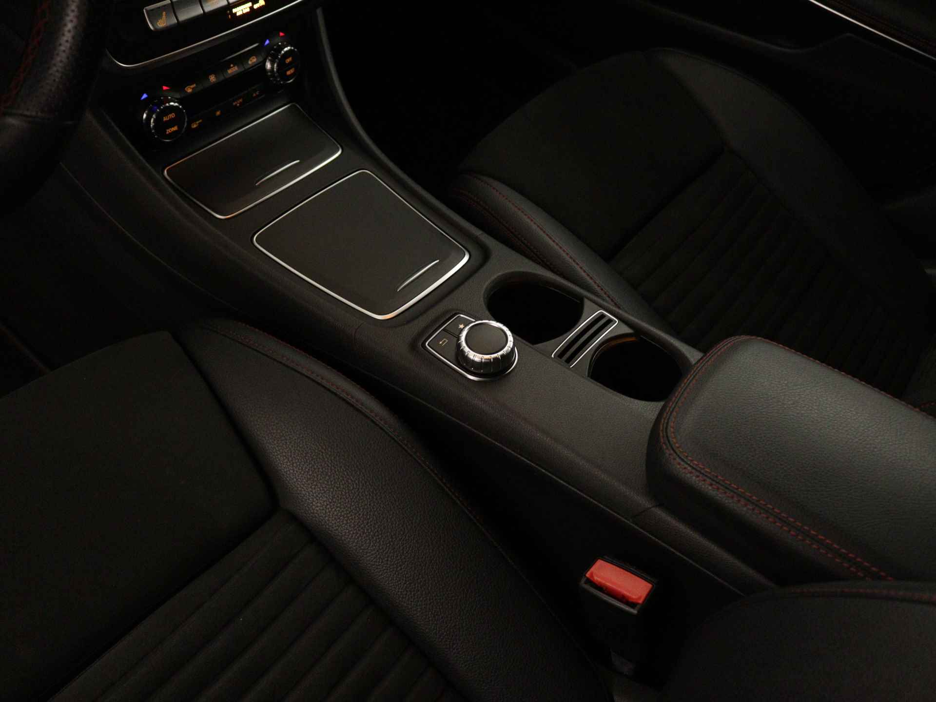 Mercedes-Benz GLA 180 AMG line | Night-pakket | Parkeersensoren + camera | Navigatie | Stoelverwarming | Cruise Control | Inclusief 24 maanden Mercedes-Benz Certified garantie - 14/45