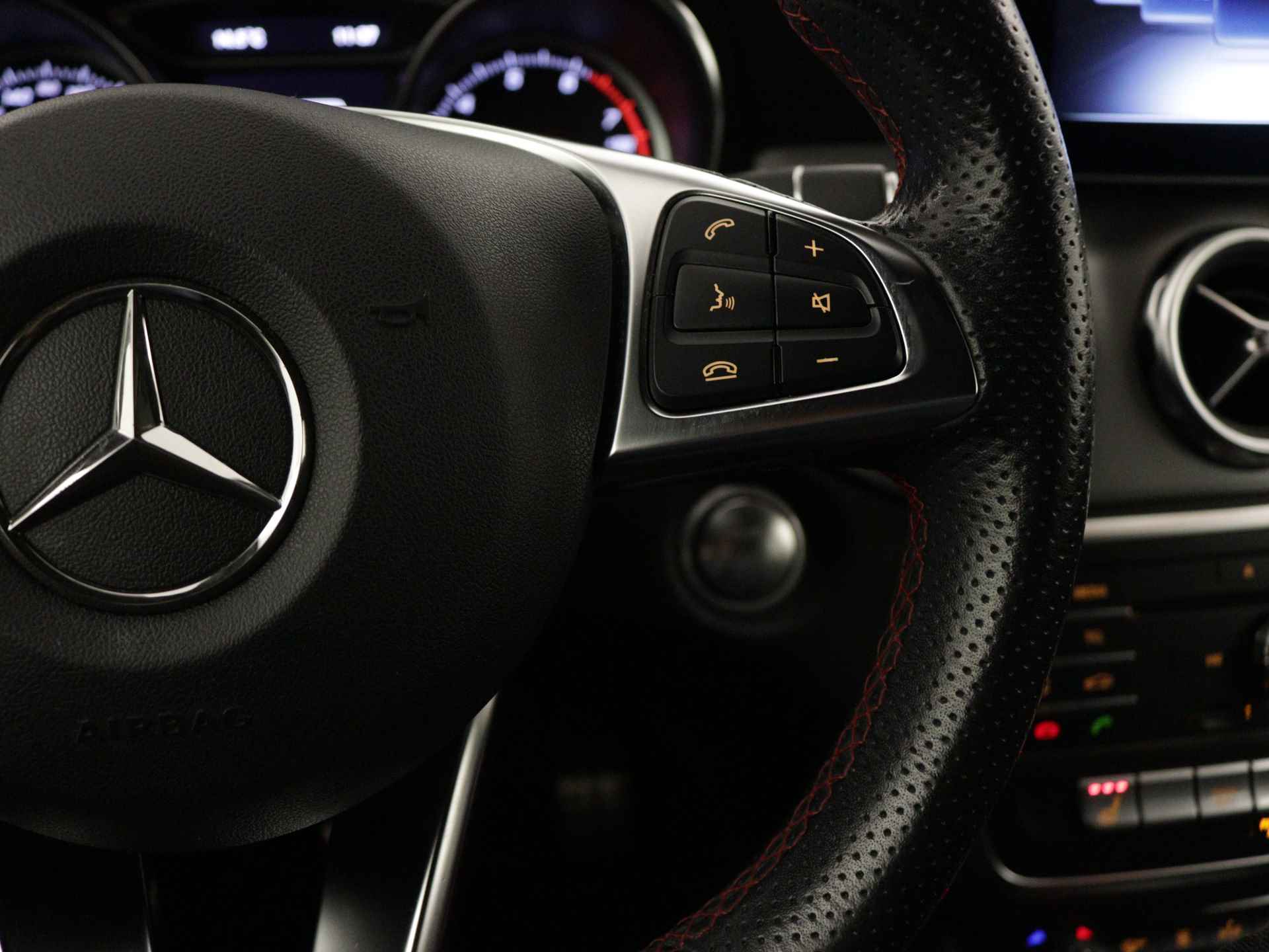 Mercedes-Benz GLA 180 AMG line | Night-pakket | Parkeersensoren + camera | Navigatie | Stoelverwarming | Cruise Control | Inclusief 24 maanden Mercedes-Benz Certified garantie - 24/45