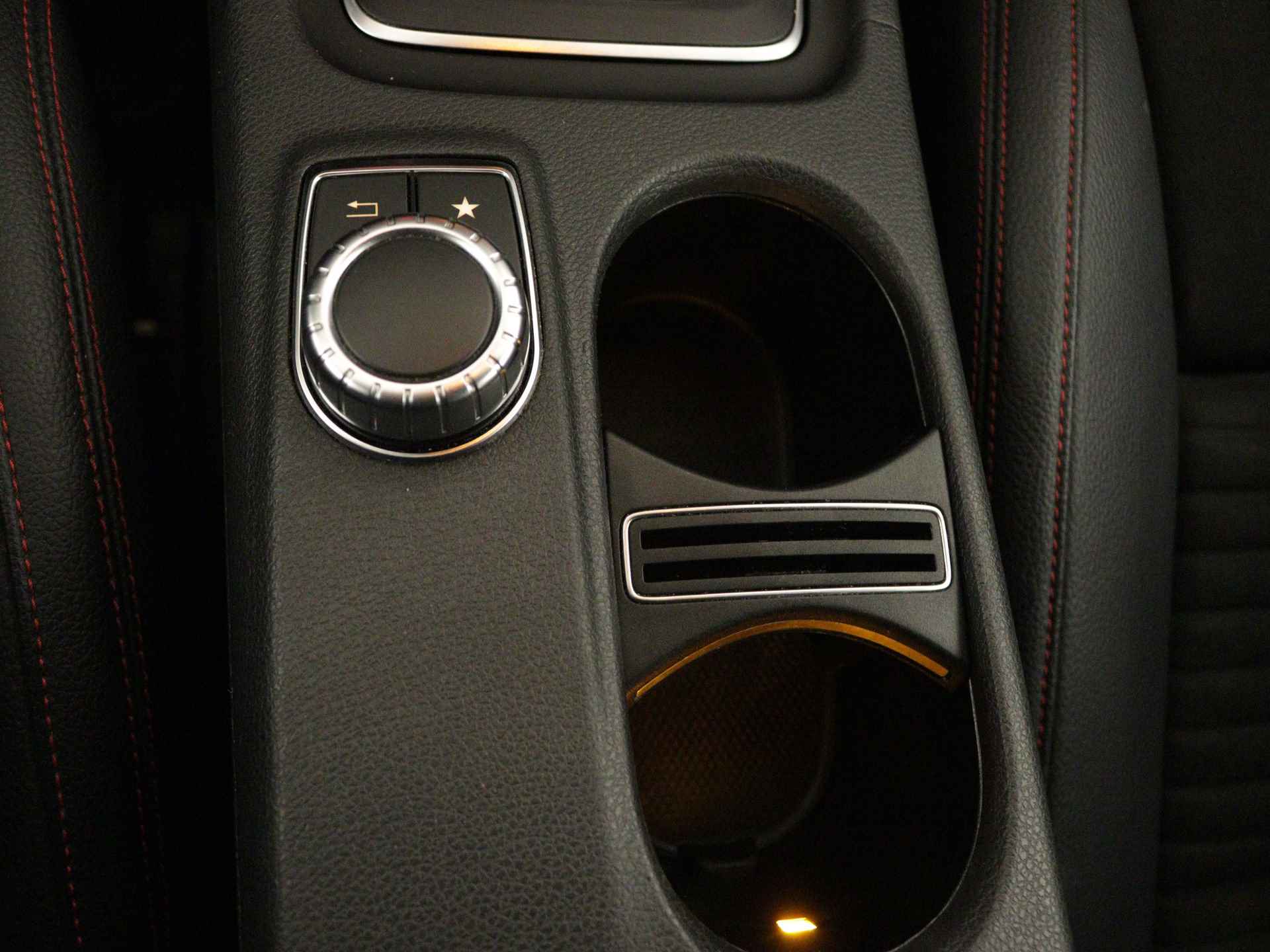 Mercedes-Benz GLA 180 AMG line | Night-pakket | Parkeersensoren + camera | Navigatie | Stoelverwarming | Cruise Control | Inclusief 24 maanden Mercedes-Benz Certified garantie - 35/45