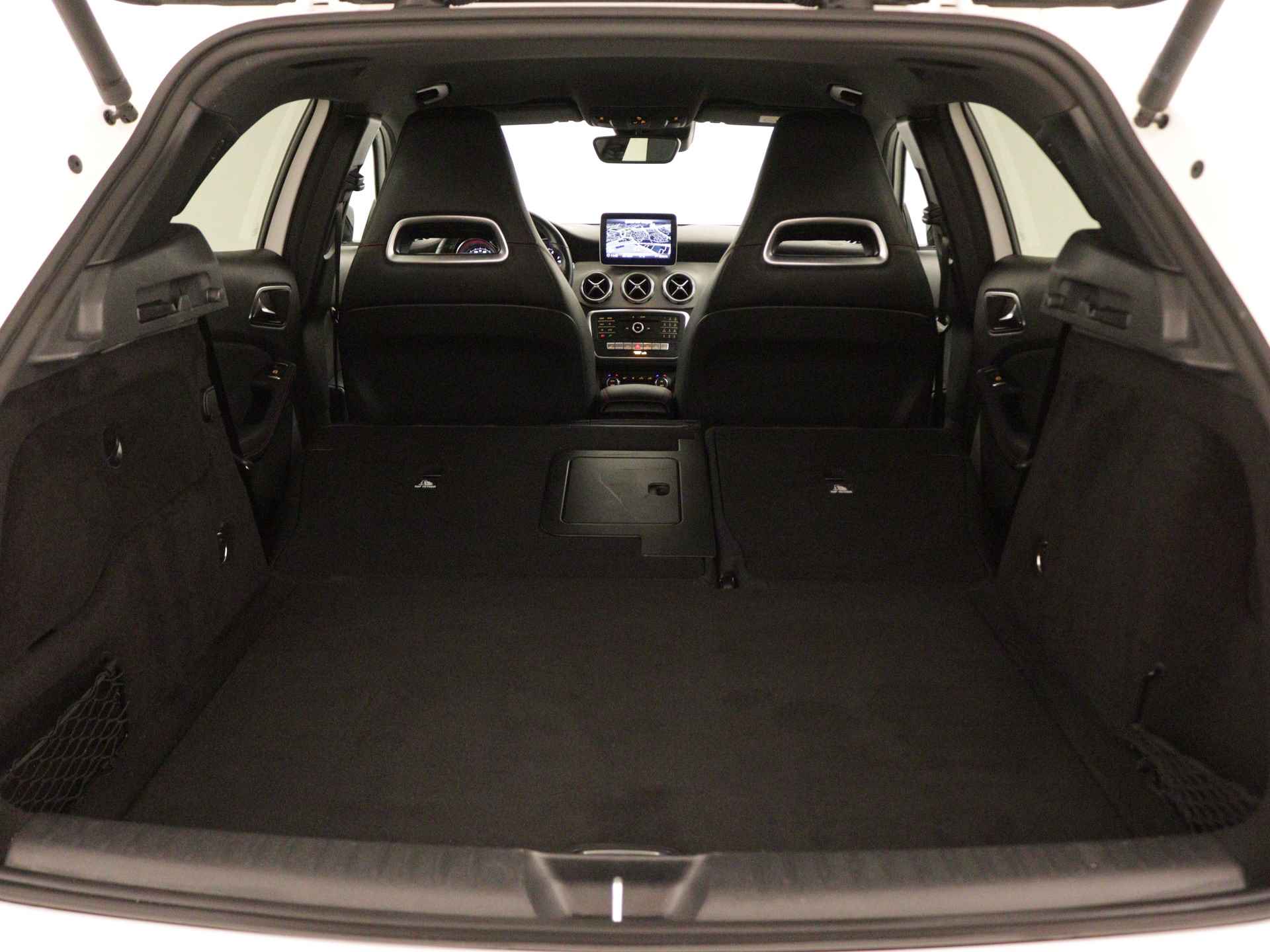 Mercedes-Benz GLA 180 AMG line | Night-pakket | Parkeersensoren + camera | Navigatie | Stoelverwarming | Cruise Control | Inclusief 24 maanden Mercedes-Benz Certified garantie - 40/45