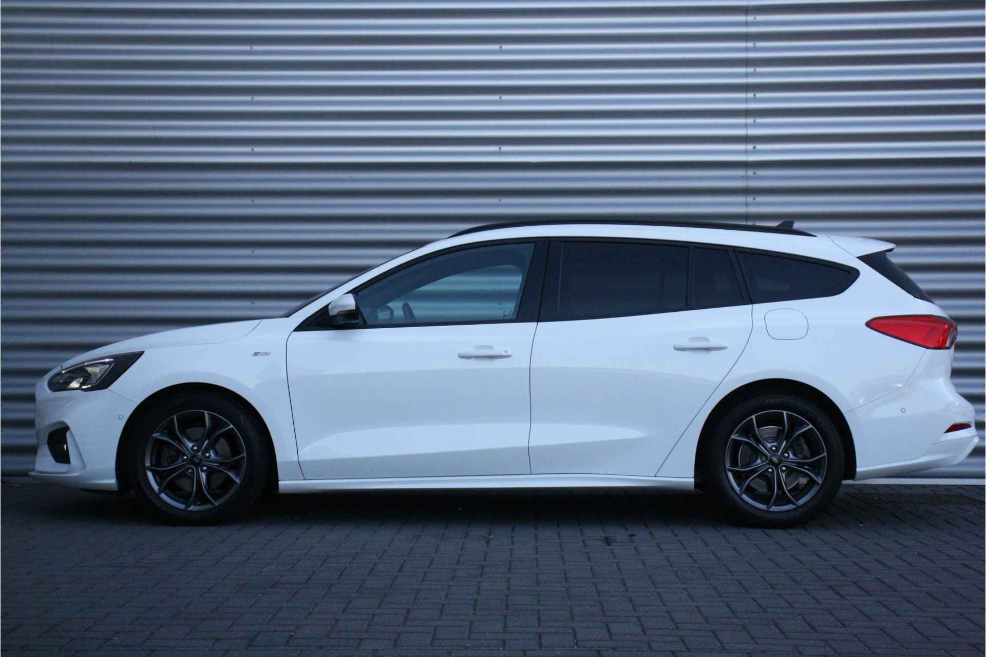 Ford Focus WAGON 1.0 ECOBOOST 125PK ST-LINE AUTOMAAT / NAVI / CLIMA / LED / PDC / 17" LMV / CAMERA / KEYLESS / WINTER PAKKET / BLUETOOTH / - 2/38