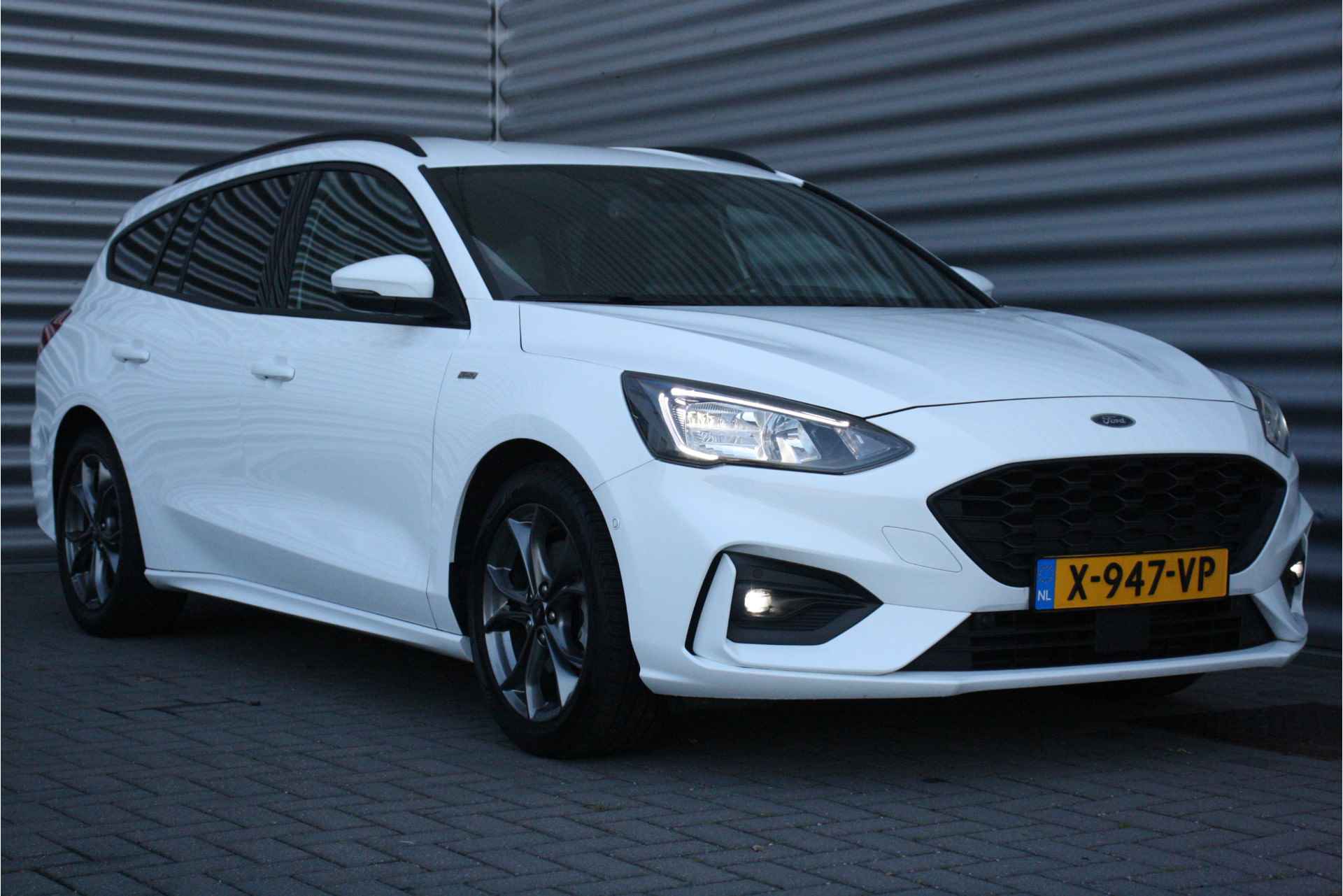 Ford Focus WAGON 1.0 ECOBOOST 125PK ST-LINE AUTOMAAT / NAVI / CLIMA / LED / PDC / 17" LMV / CAMERA / KEYLESS / WINTER PAKKET / BLUETOOTH / - 4/38