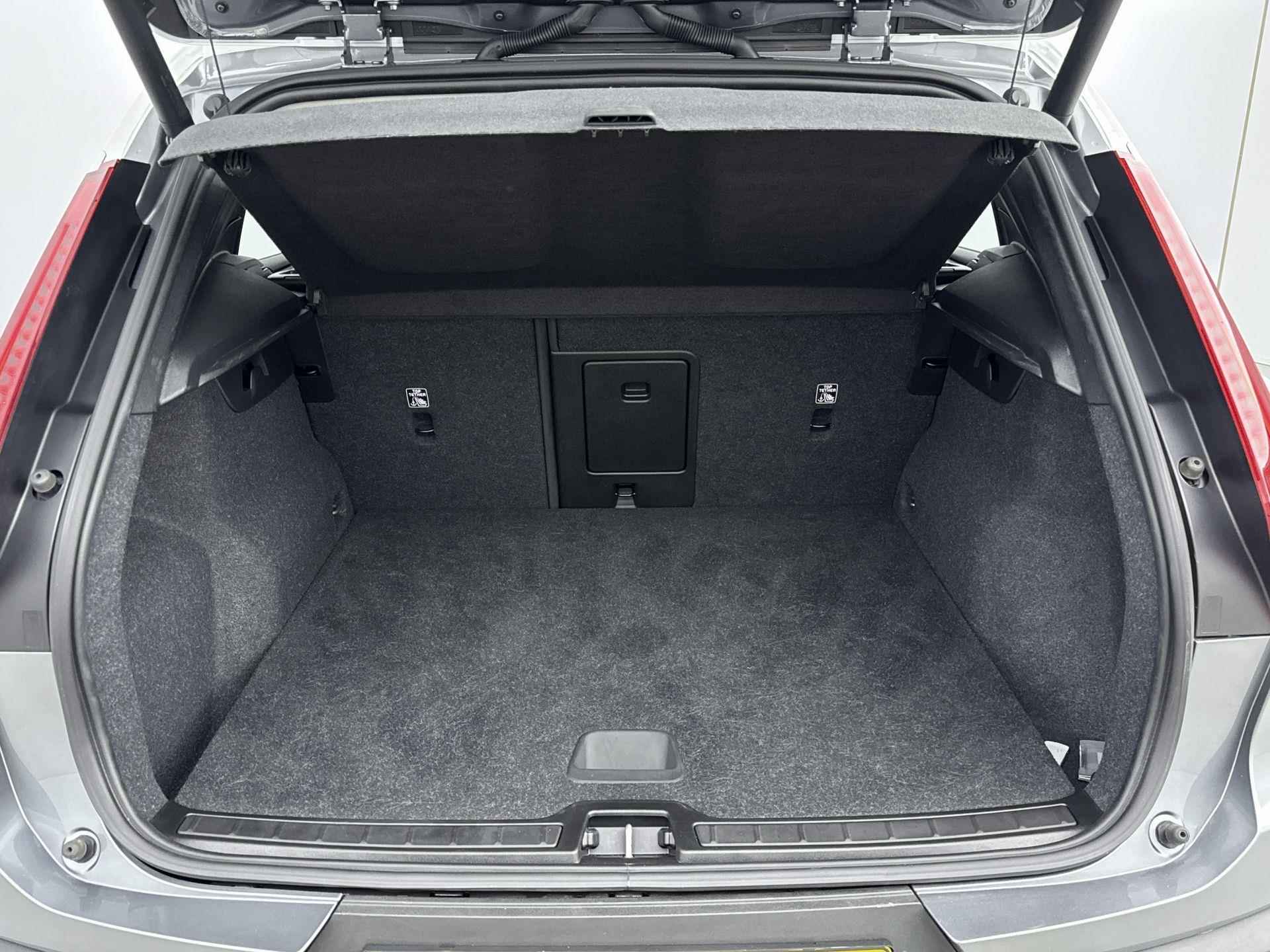 Volvo XC40 T4 Momentum 190pk Automaat | Navigatie | Elektrisch Bedienbare Achterklep | Licht Metalen Velgen 18" | Camera | Lederen/Stof Bekleding - 13/35