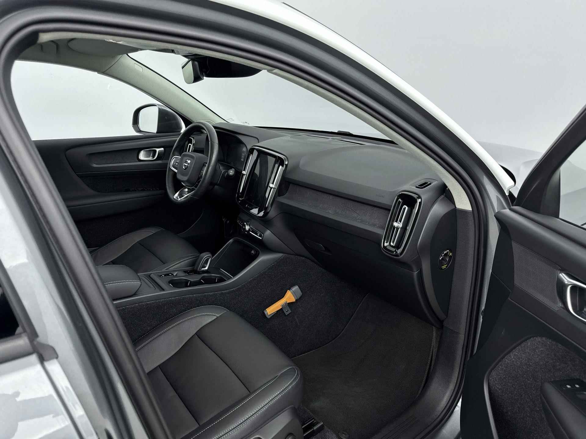 Volvo XC40 T4 Momentum 190pk Automaat | Navigatie | Elektrisch Bedienbare Achterklep | Licht Metalen Velgen 18" | Camera | Lederen/Stof Bekleding - 20/35