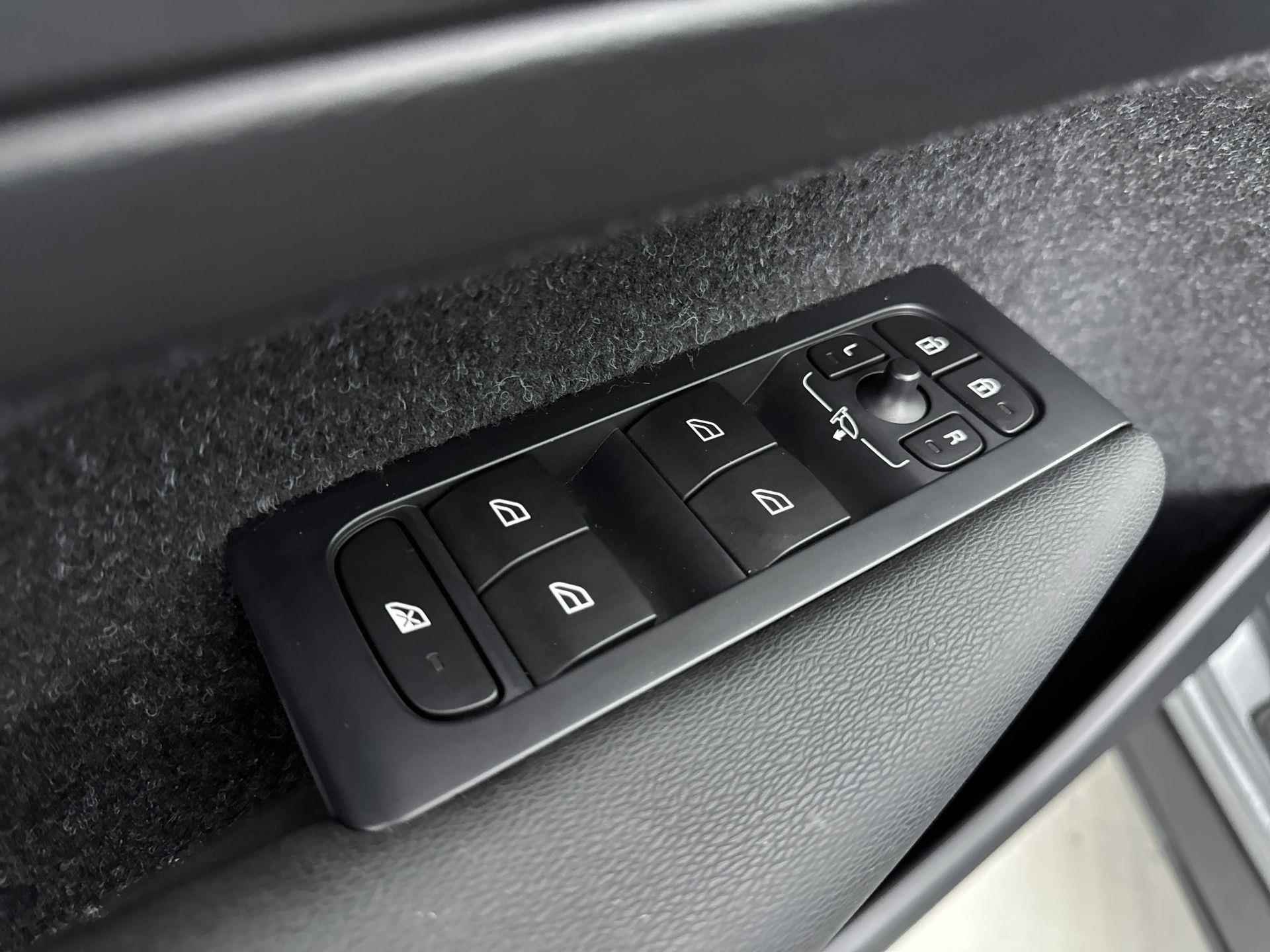 Volvo XC40 T4 Momentum 190pk Automaat | Navigatie | Elektrisch Bedienbare Achterklep | Licht Metalen Velgen 18" | Camera | Lederen/Stof Bekleding - 22/35