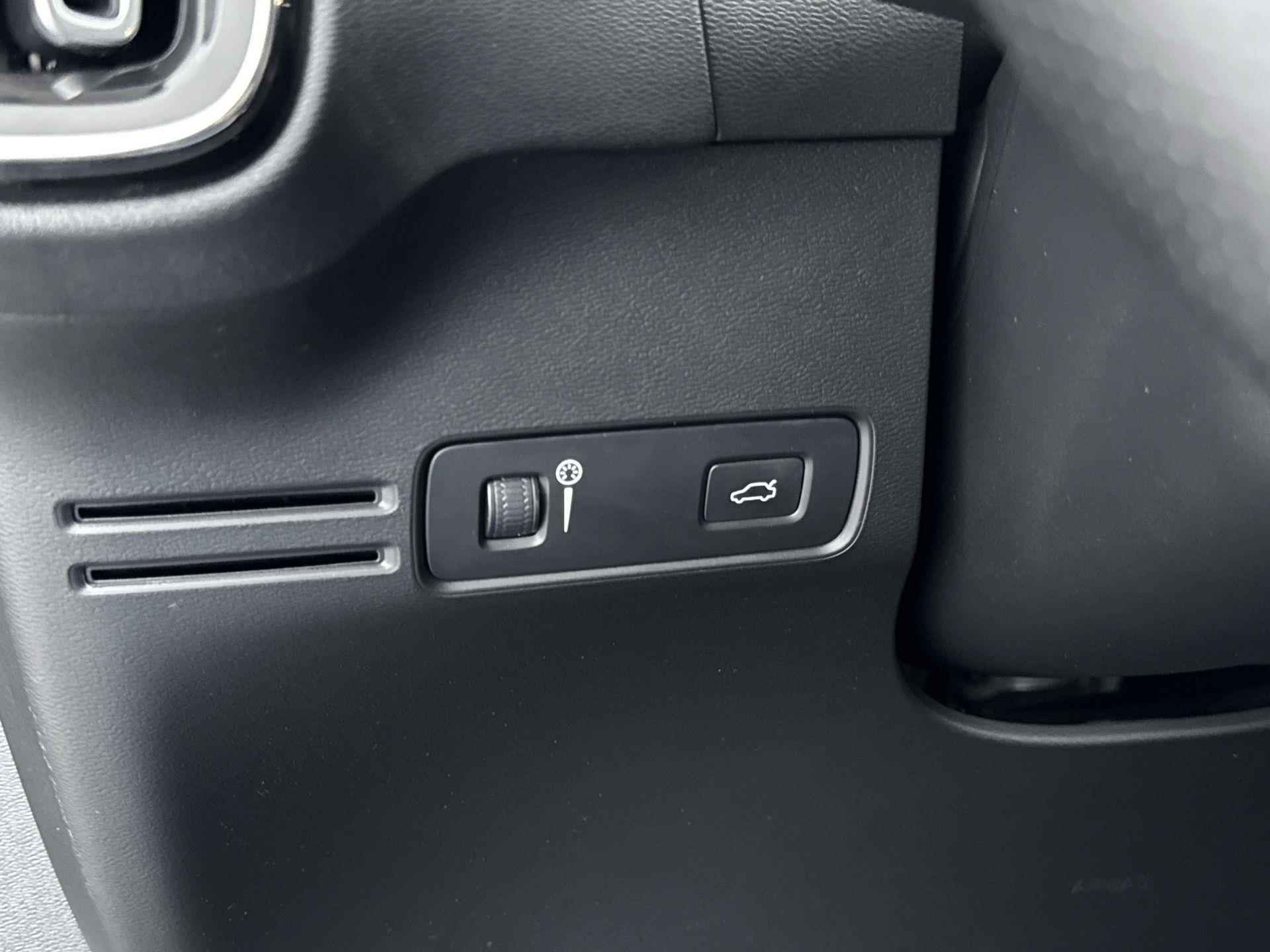 Volvo XC40 T4 Momentum 190pk Automaat | Navigatie | Elektrisch Bedienbare Achterklep | Licht Metalen Velgen 18" | Camera | Lederen/Stof Bekleding - 23/35