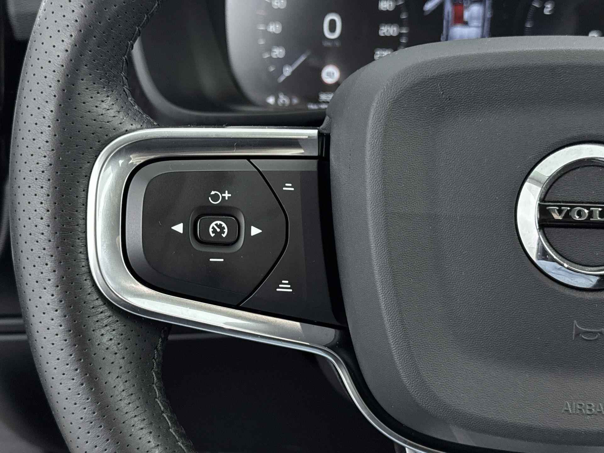 Volvo XC40 T4 Momentum 190pk Automaat | Navigatie | Elektrisch Bedienbare Achterklep | Licht Metalen Velgen 18" | Camera | Lederen/Stof Bekleding - 24/35