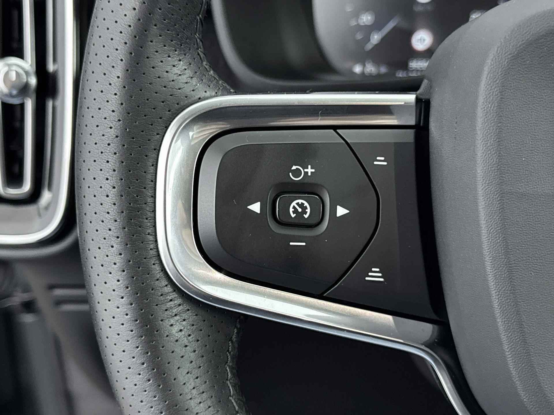 Volvo XC40 T4 Momentum 190pk Automaat | Navigatie | Elektrisch Bedienbare Achterklep | Licht Metalen Velgen 18" | Camera | Lederen/Stof Bekleding - 25/35