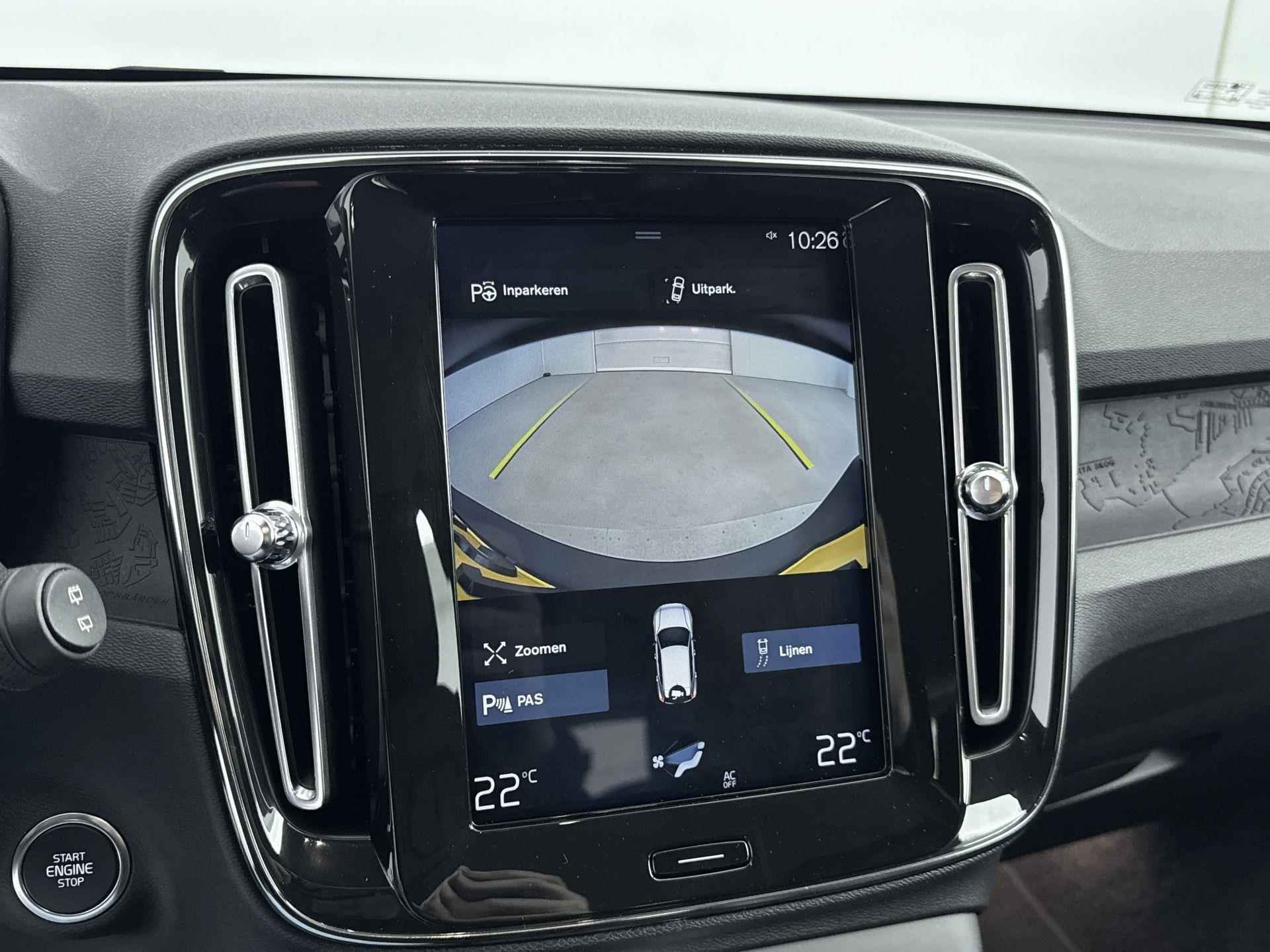 Volvo XC40 T4 Momentum 190pk Automaat | Navigatie | Elektrisch Bedienbare Achterklep | Licht Metalen Velgen 18" | Camera | Lederen/Stof Bekleding - 30/35