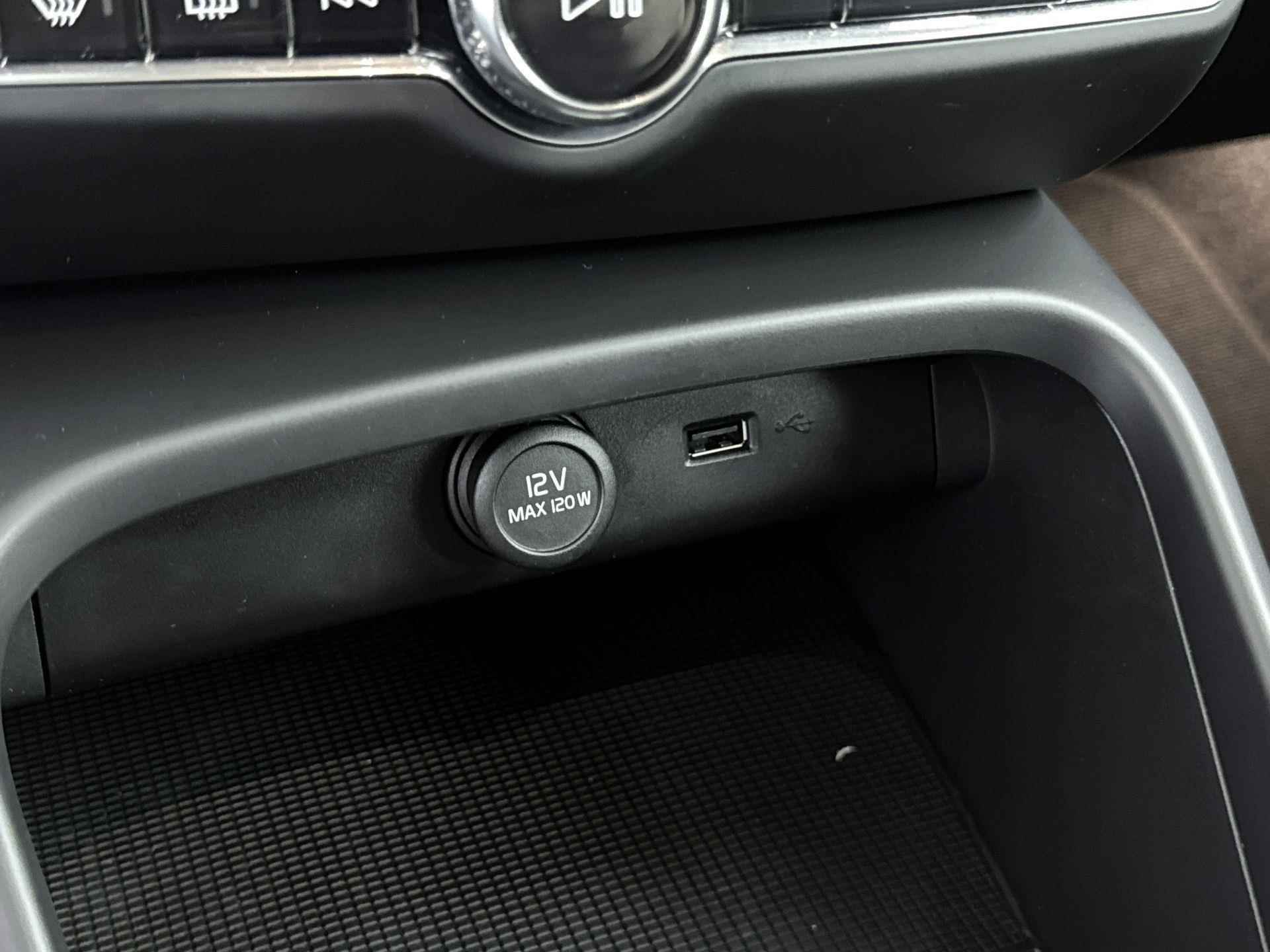 Volvo XC40 T4 Momentum 190pk Automaat | Navigatie | Elektrisch Bedienbare Achterklep | Licht Metalen Velgen 18" | Camera | Lederen/Stof Bekleding - 32/35