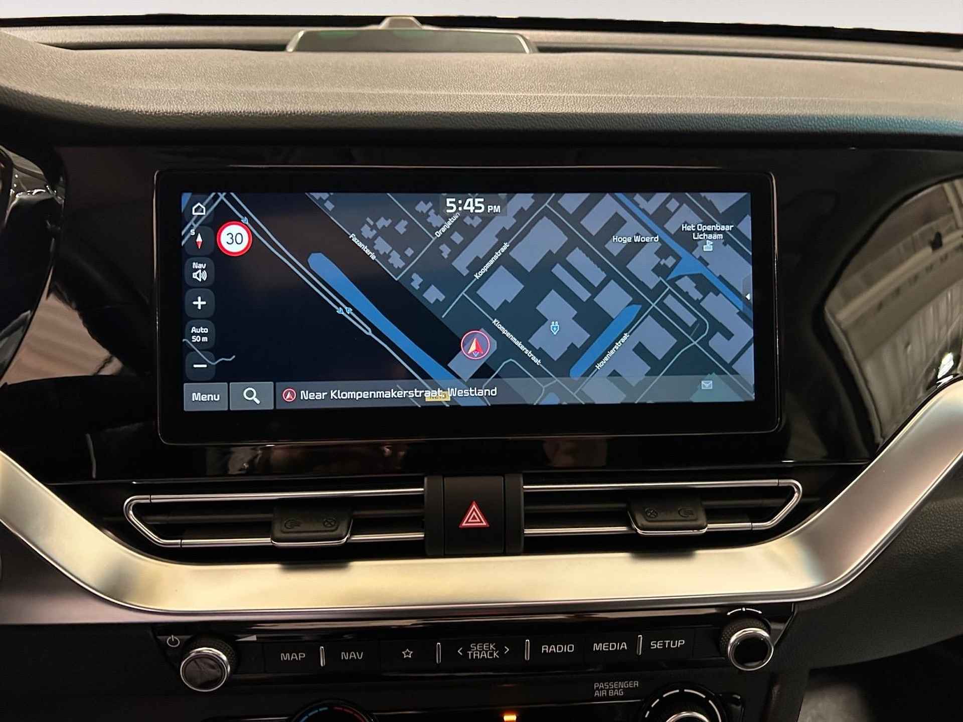 Kia e-Niro ExecutiveLine 64 kWh | Navi | Apple Carplay/ android Auto| Schuif/Kanteldak | Cruise Control Adaptief | Parkeersensoren Voor + Achter | Elektrisch Verstelbare Bestuurdersstoel Met Geheugen | Stoelverwarming + Stoelkoeling | Stuurverwarming | Licht + Regensensor | 17”Lichtmetalen Velgen - 20/31