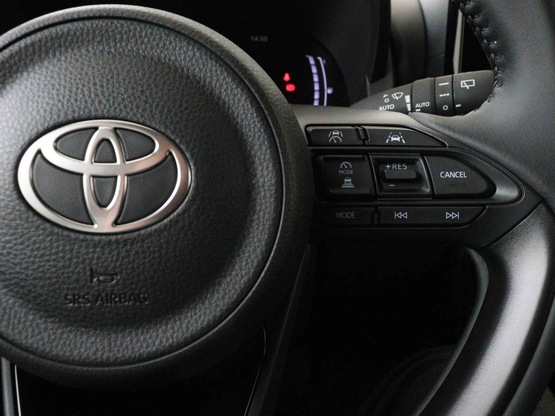 Toyota Yaris Hybrid 115 First Edition *Demo | Zwart gewrapt dak | Navigatie | Apple Carplay-Android auto | Camera | - 16/40