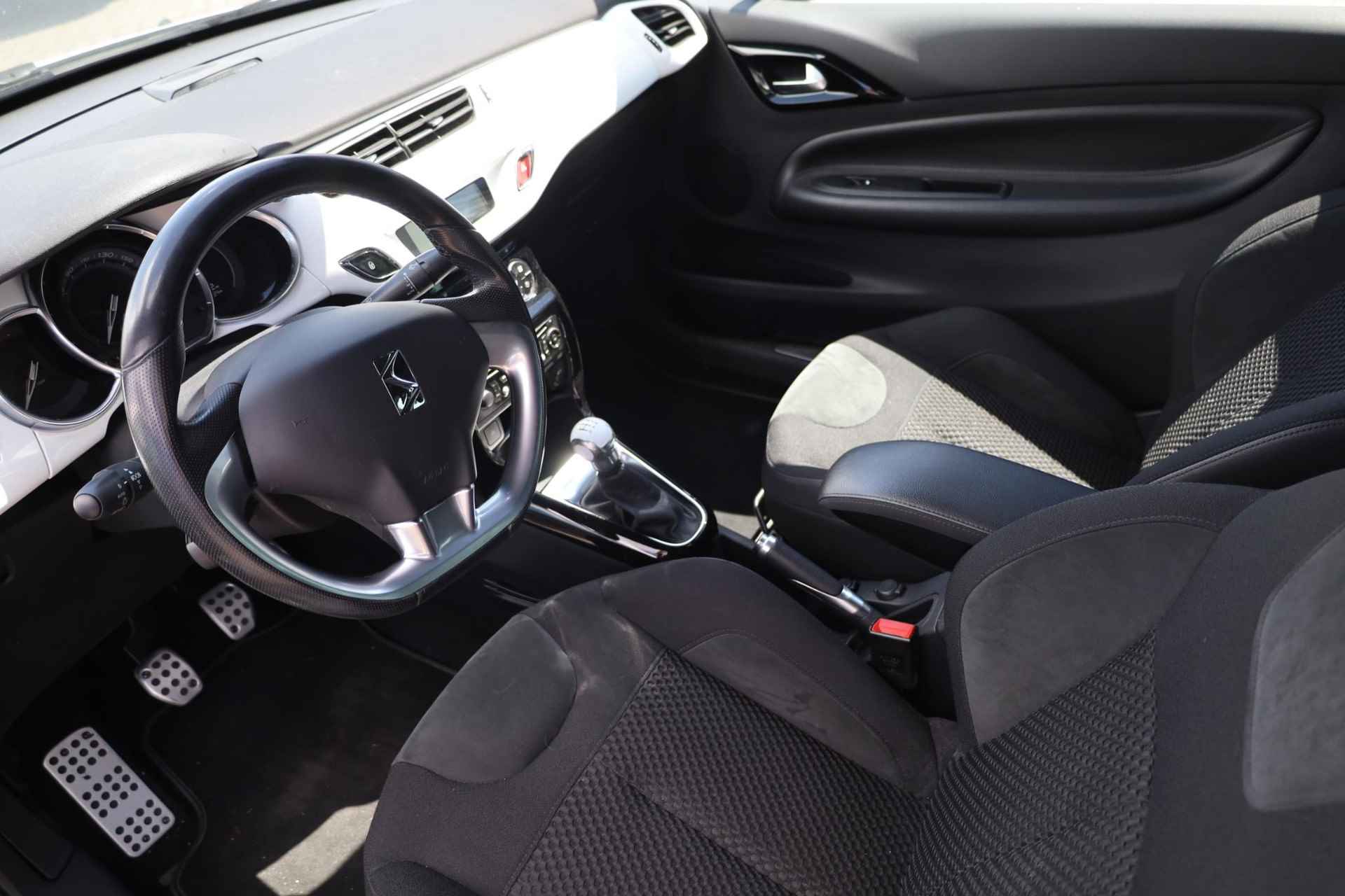 Citroen DS3 Cabrio 1.6 eHDi Sport Chic 93PK / 68kW, Parkeersensoren achter, cabrio, voorstoelen verwarmbaar, cruise control, 18" LMV, airco, elektrisch dak, radio, afneembare trekhaak - 11/30