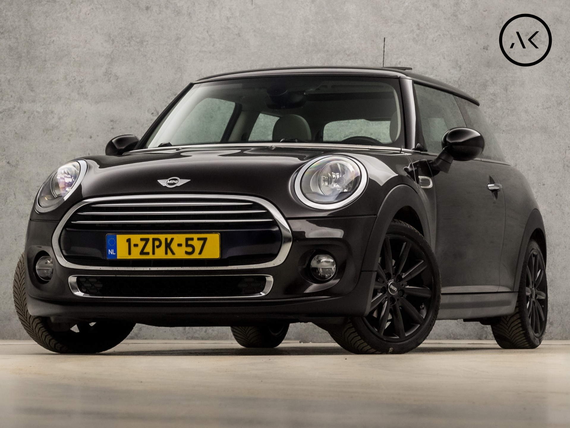 MINI Mini 1.5 Cooper Chili Sport Automaat (PANORAMADAK, GROOT NAVI, HEAD-UP DISPLAY, CLIMATE, STOELVERWARMING, LEDEREN SPORTSTOELEN, CRUISE, PARKEERSENSOREN, NIEUWE APK, NIEUWSTAAT)