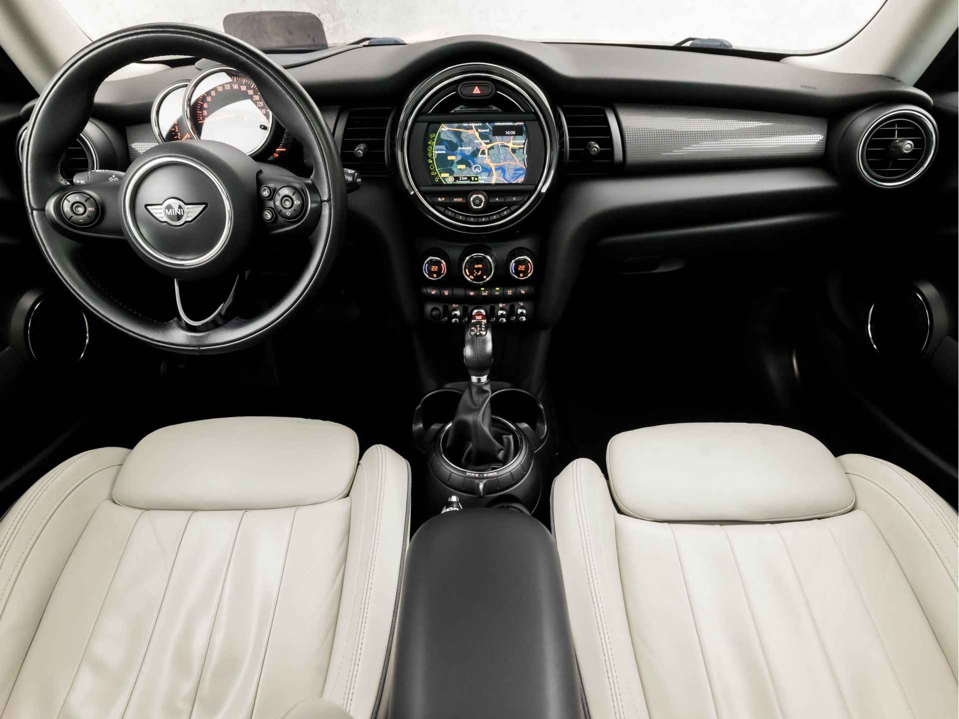 MINI Mini 1.5 Cooper Chili Sport Automaat (PANORAMADAK, GROOT NAVI, HEAD-UP DISPLAY, CLIMATE, STOELVERWARMING, LEDEREN SPORTSTOELEN, CRUISE, PARKEERSENSOREN, NIEUWE APK, NIEUWSTAAT) - 6/33