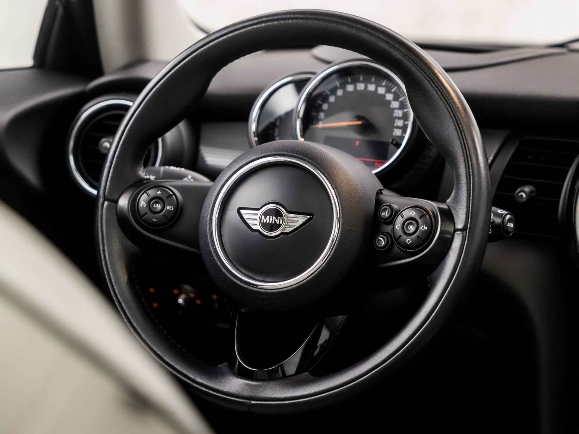 MINI Mini 1.5 Cooper Chili Sport Automaat (PANORAMADAK, GROOT NAVI, HEAD-UP DISPLAY, CLIMATE, STOELVERWARMING, LEDEREN SPORTSTOELEN, CRUISE, PARKEERSENSOREN, NIEUWE APK, NIEUWSTAAT) - 18/33