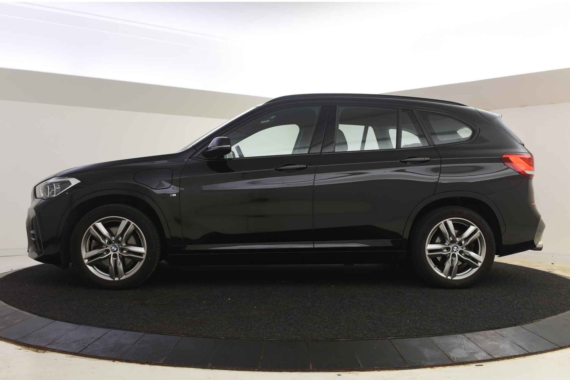 BMW X1 xDrive25e M Sport Automaat / Sportstoelen / LED / Stoelverwarming / Navigatie / PDC achter - 4/47