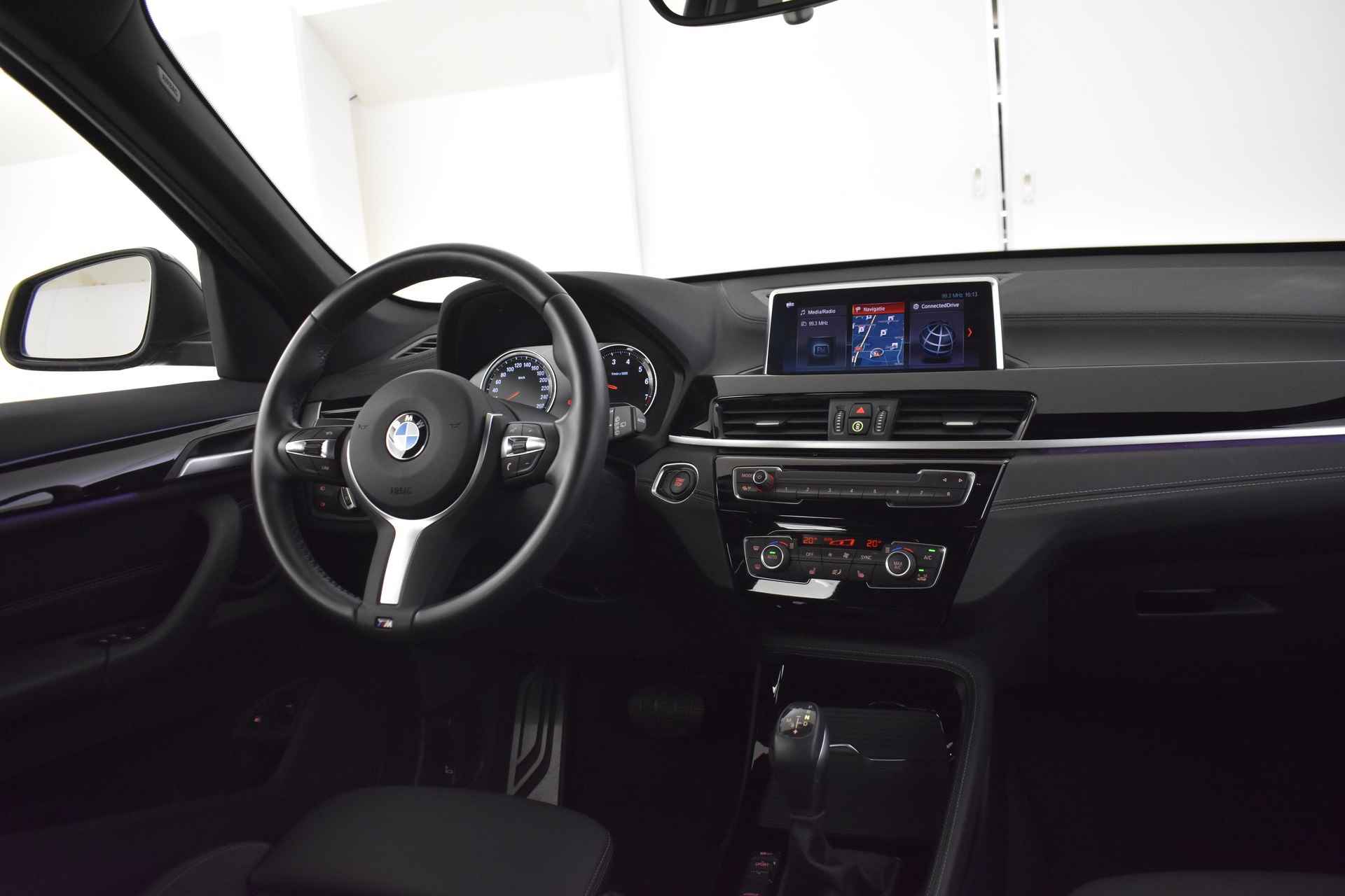 BMW X1 xDrive25e M Sport Automaat / Sportstoelen / LED / Stoelverwarming / Navigatie / PDC achter - 11/47