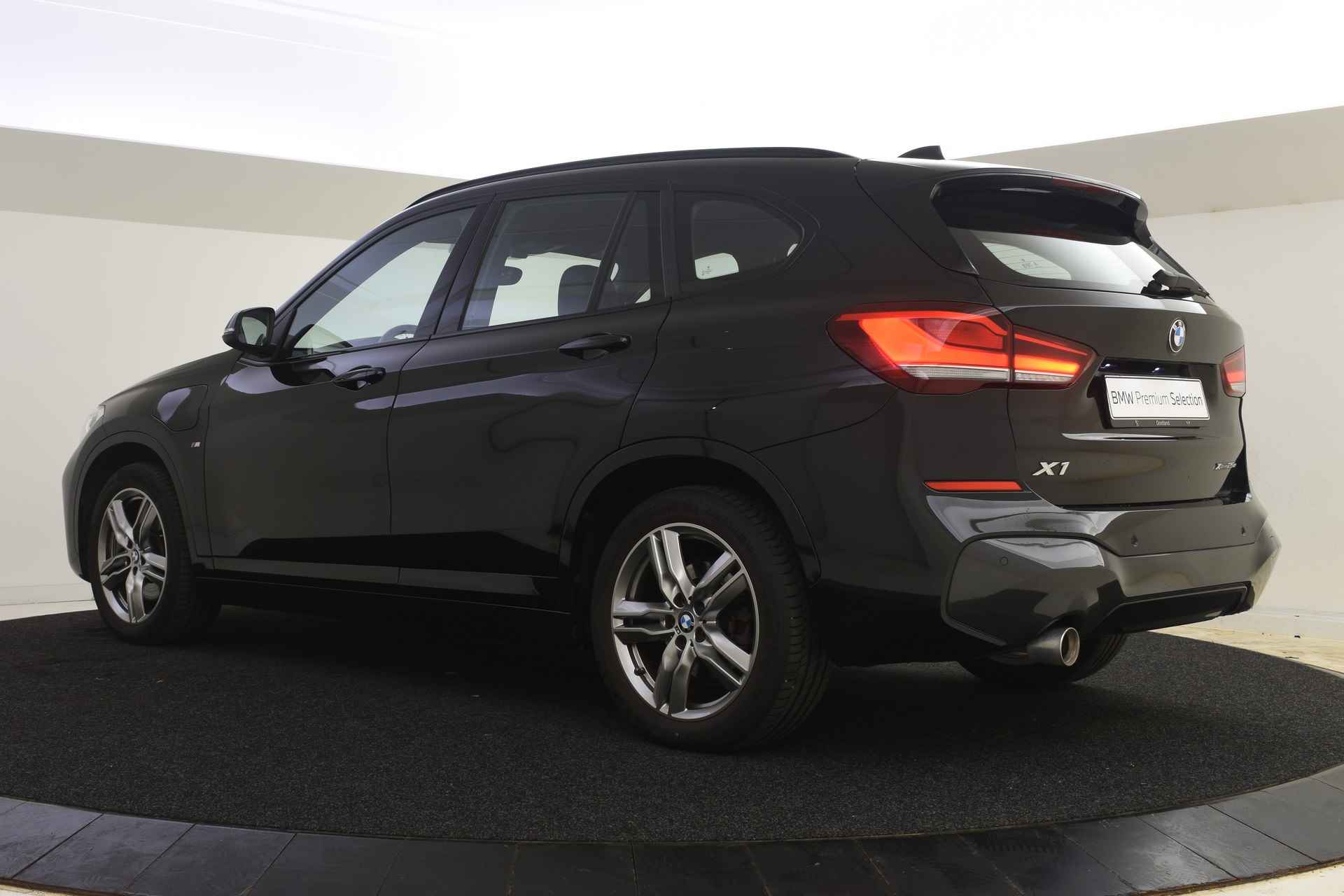 BMW X1 xDrive25e M Sport Automaat / Sportstoelen / LED / Stoelverwarming / Navigatie / PDC achter - 13/47